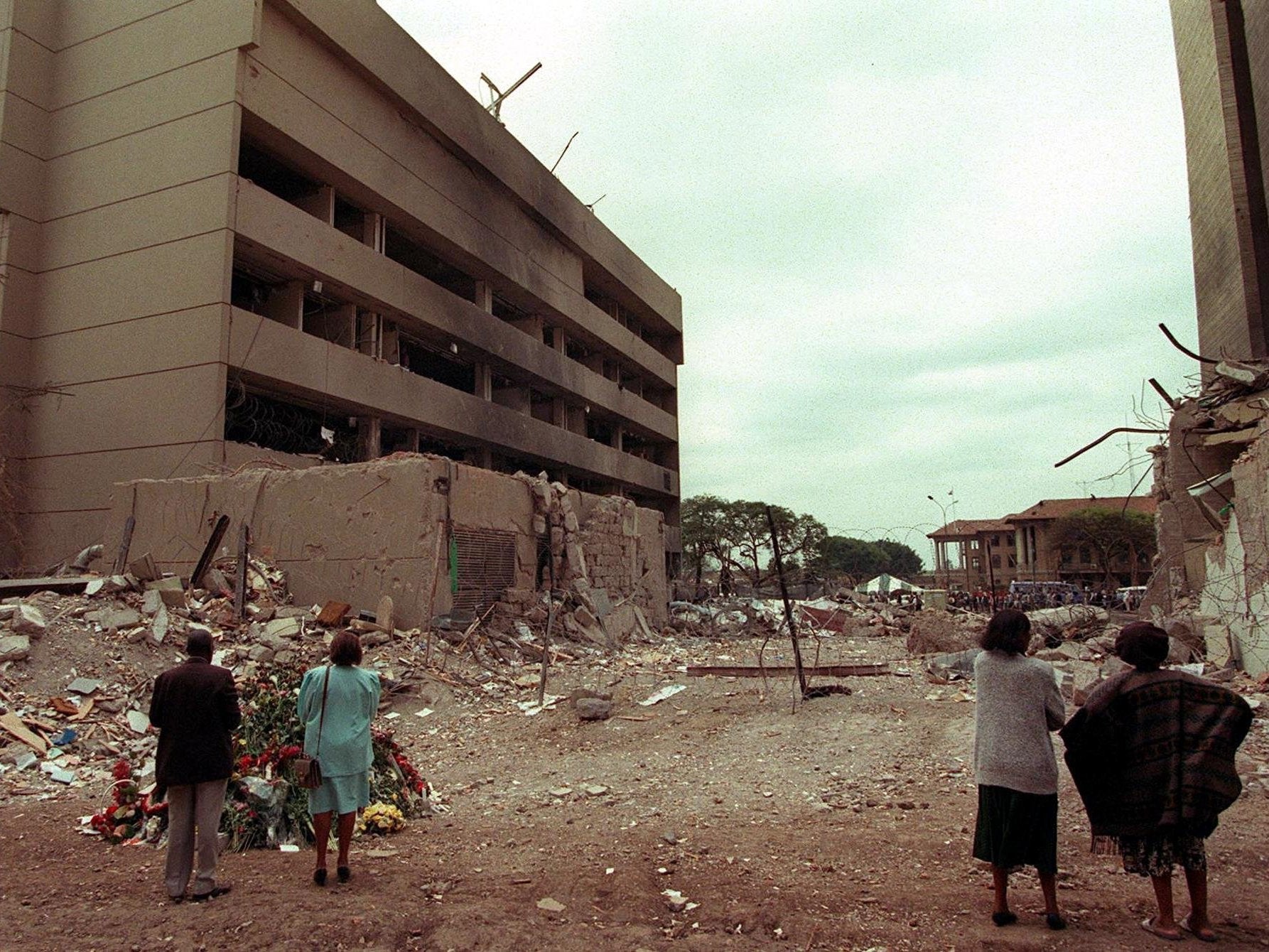 Kenyan residents looking at the US embassy days after the bomb blast