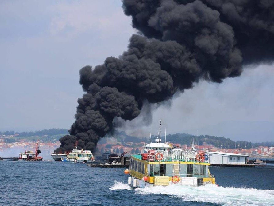 Boat carrying tourists catches fire in Galicia