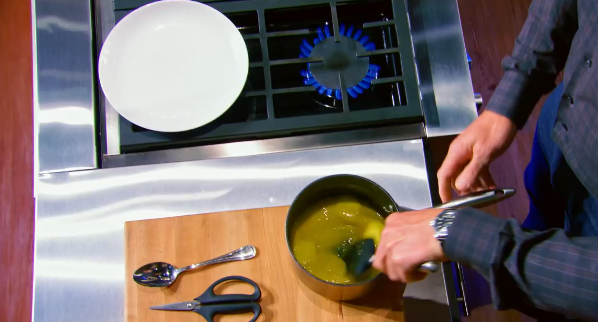 Ramsay cooks his eggs on and off the stove (MasterChef)