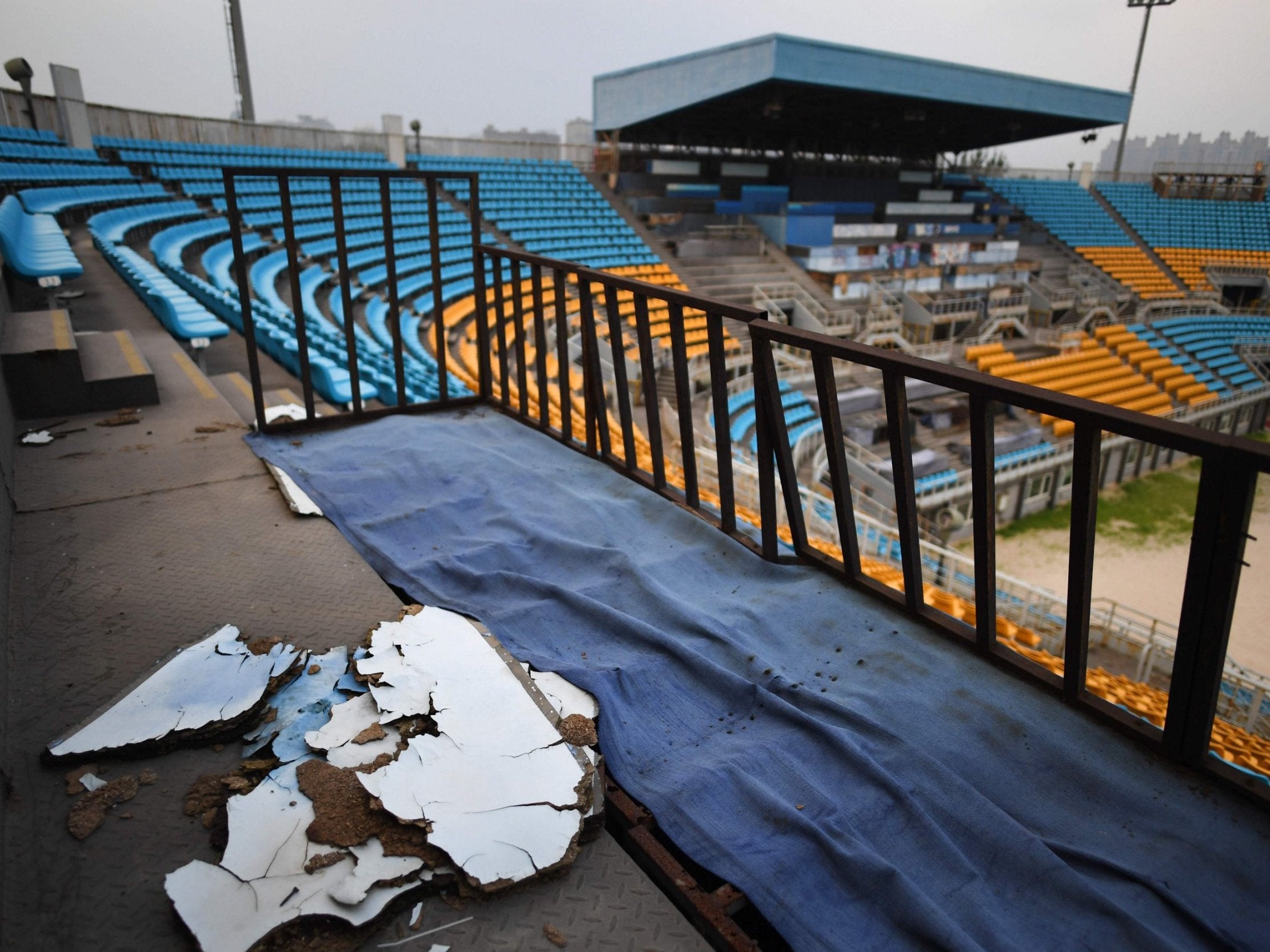 Rotting wood on a stand in the beach volleyball stadium