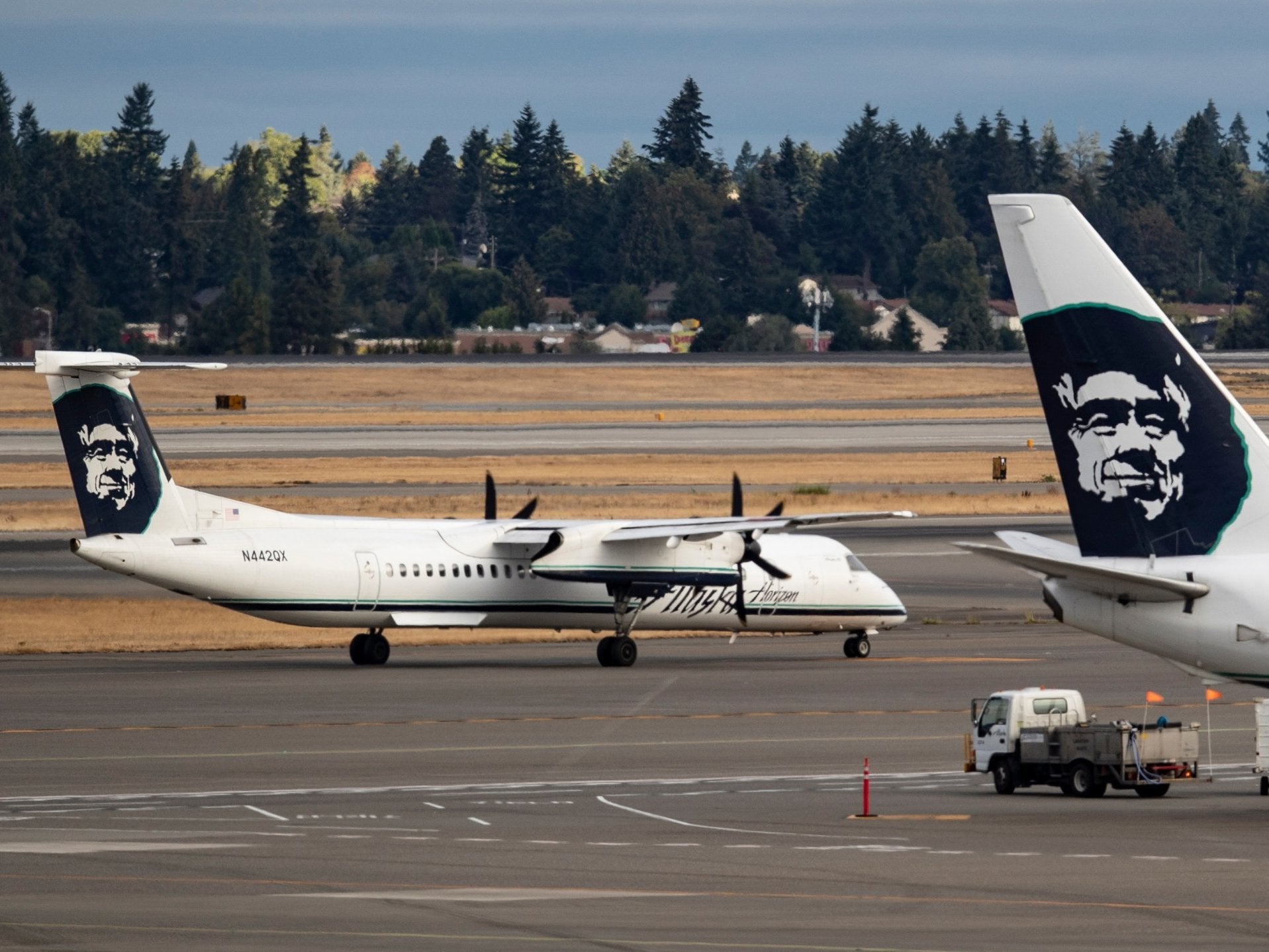 A Horizon Air Bombardier Q400, like the type which was taken, taxis towards the runway at Seattle-Tacoma International Airport