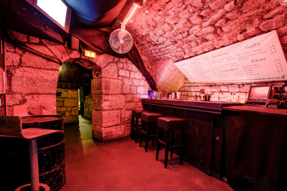 Le Bar III is based in a 400-year-old cave (Le Bar III )