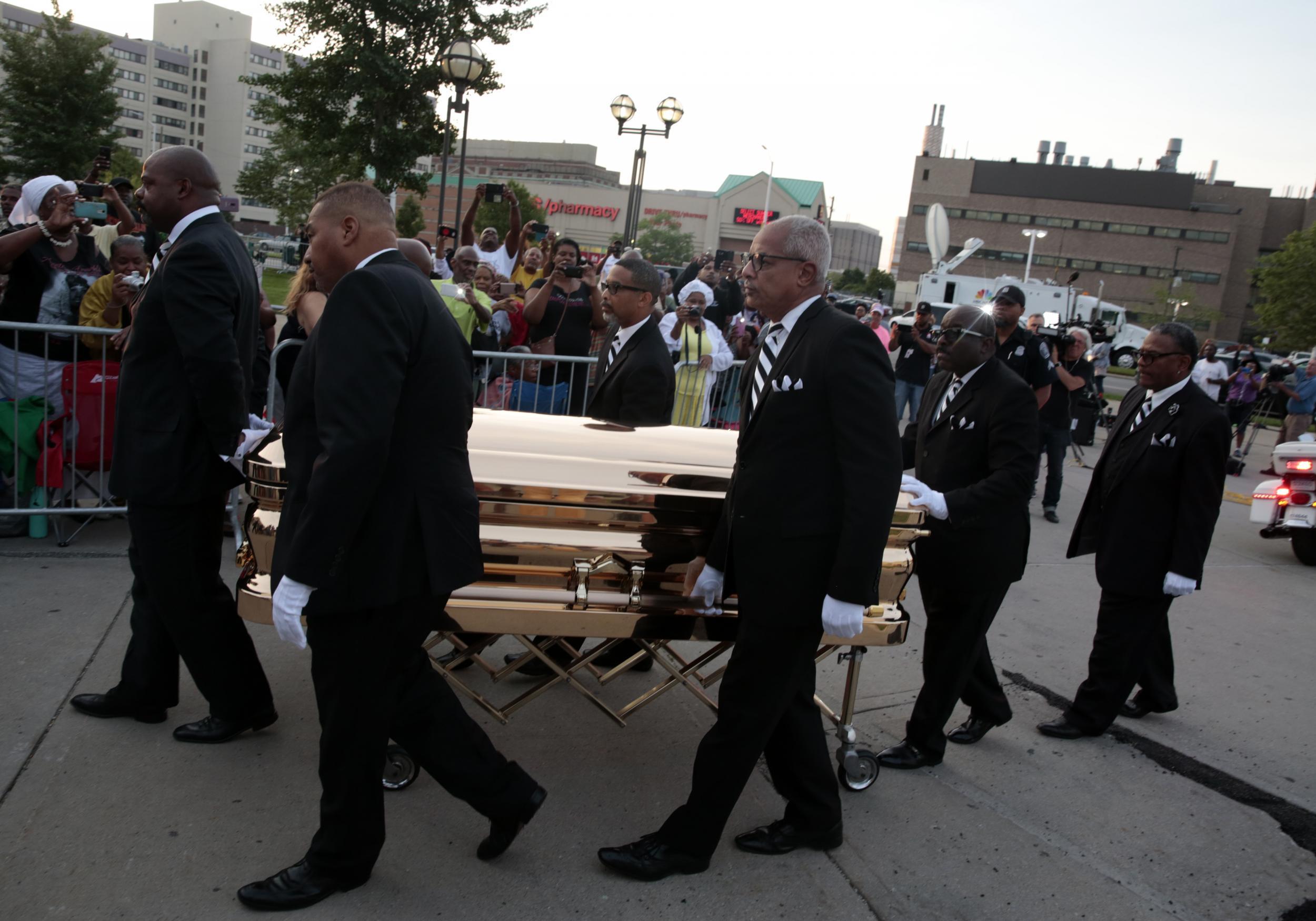 Aretha Franklin's body was carried in a gold casket (Getty)