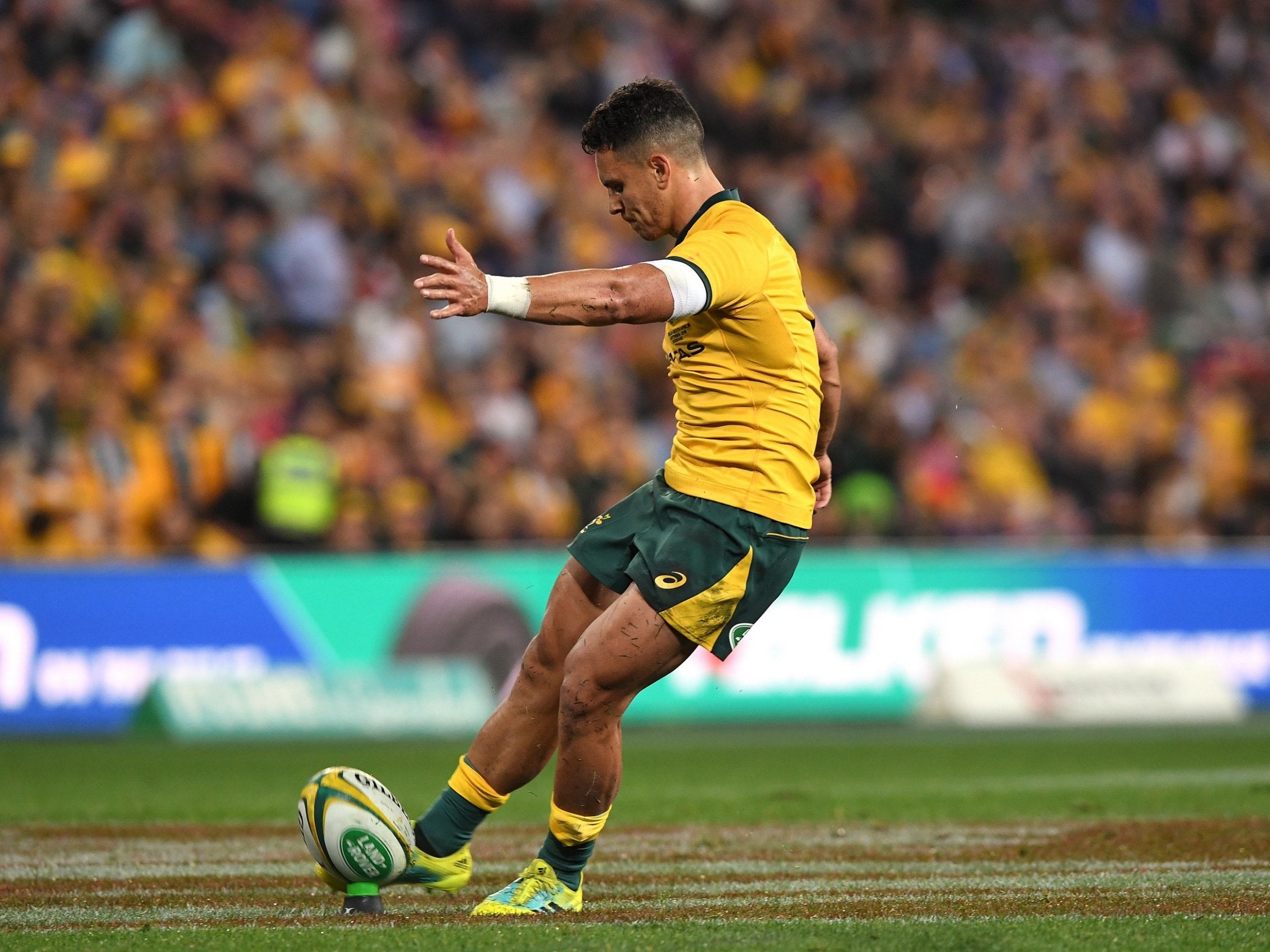 Matt Toomua scored 15 points, including a try, to inspire the Wallabies to victory