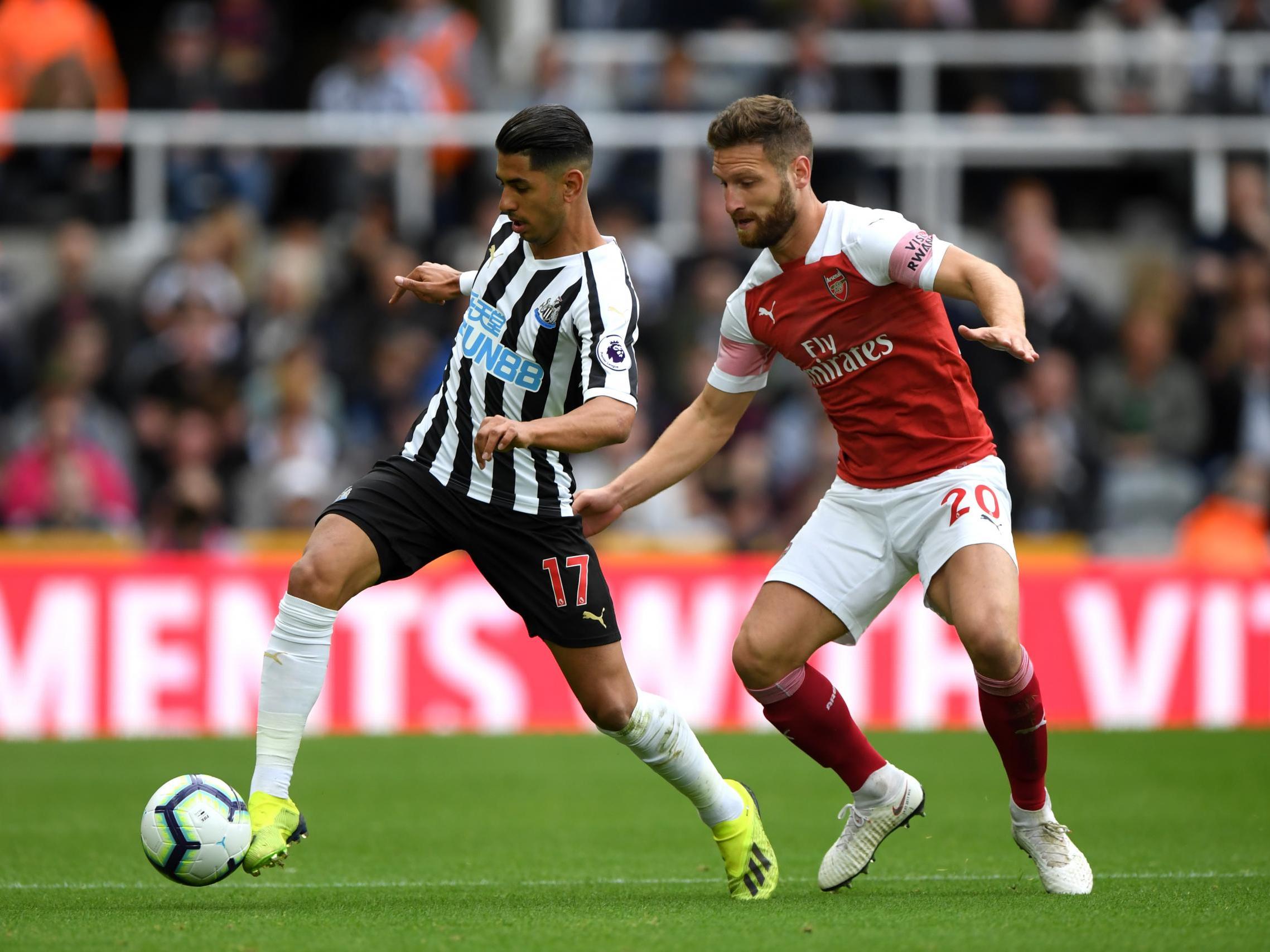 Ayoze Perez is put under pressure by Shkodran Mustafi