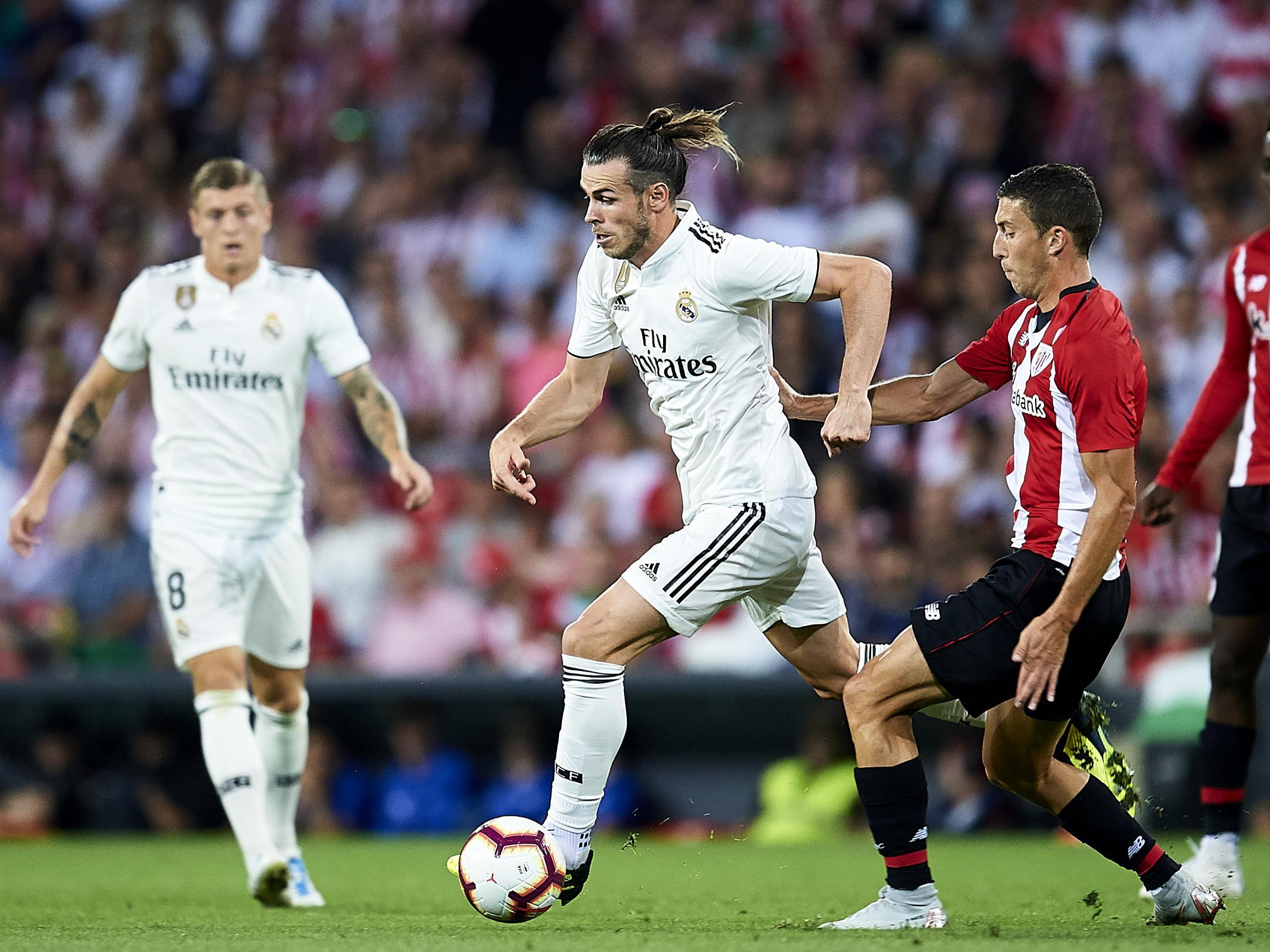 Gareth Bale rushes to get away from Oscar De Marcos