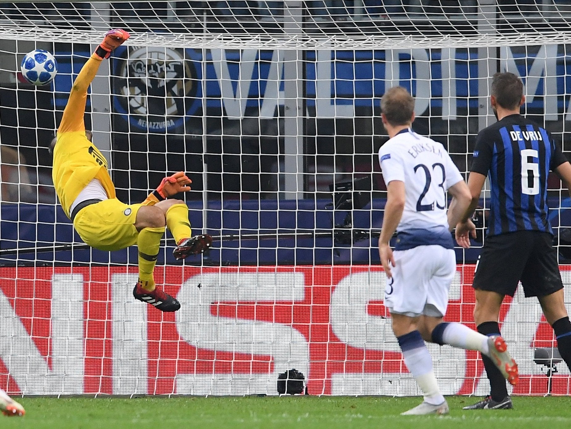 Christian Eriksen's shot beats goalkeeper Samir Handanovic