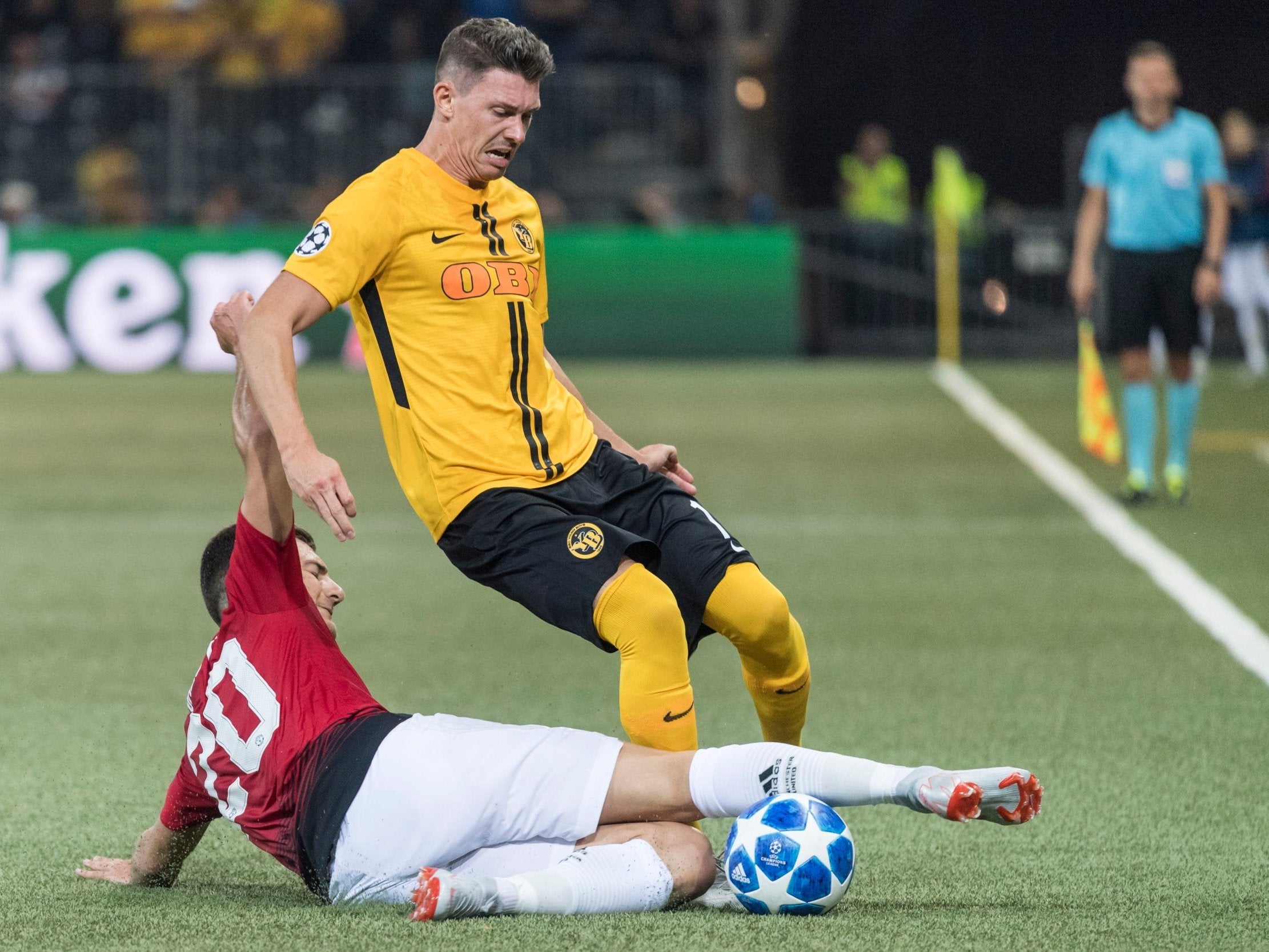 Diogo Dalot tackles Young Boys’ Christian Fassnacht