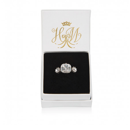 The ring is available for shipping worldwide (Royal Collection Shop)