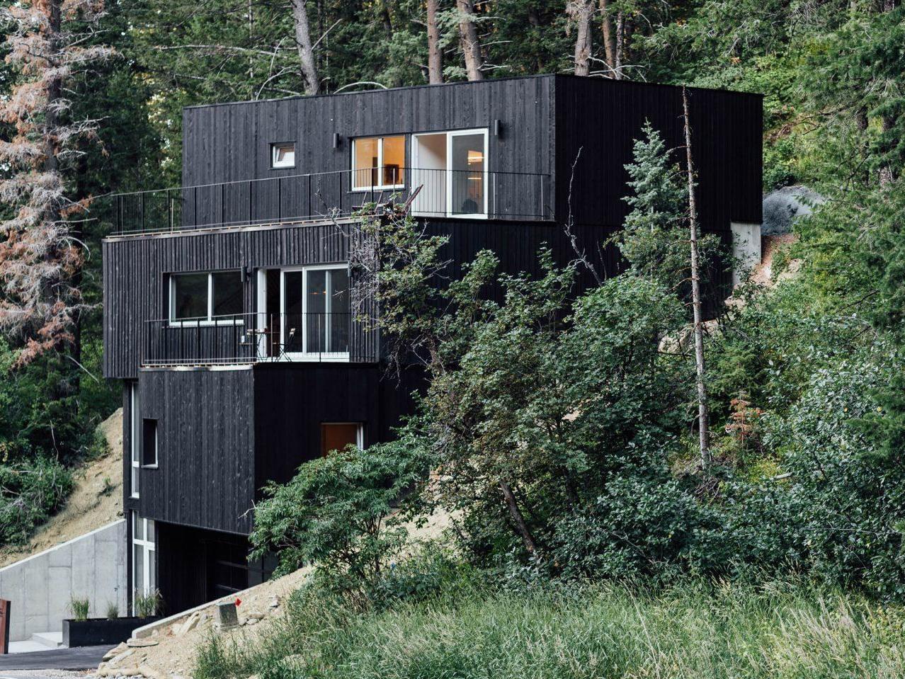 The adjecent bedrock, tree cover and inbuilt cladding help to keep the Utah family home insulated during the winter months