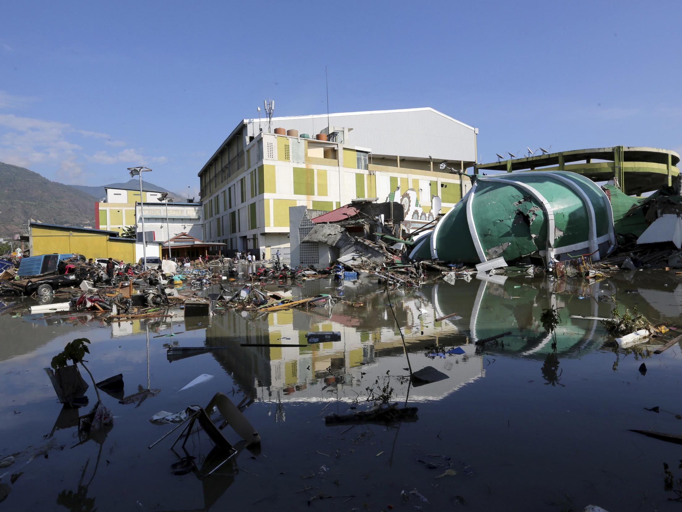 People entered a damaged shopping mall in Palu