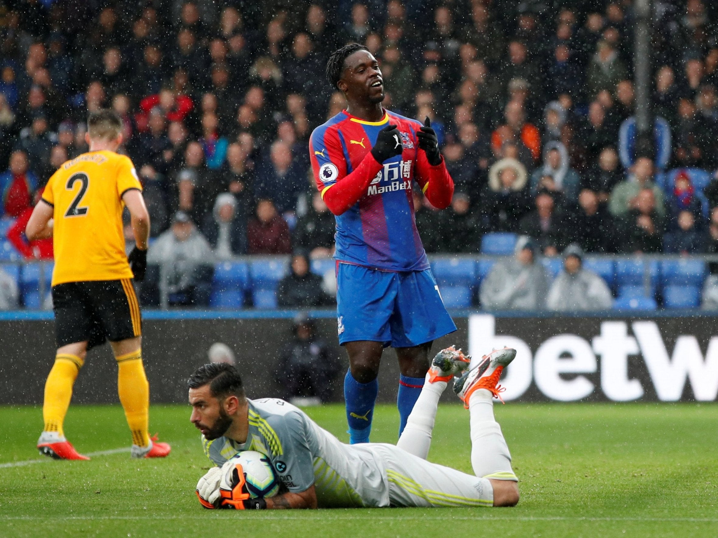 Jeffrey Schlupp reacts as Rui Patricio takes charge in the box