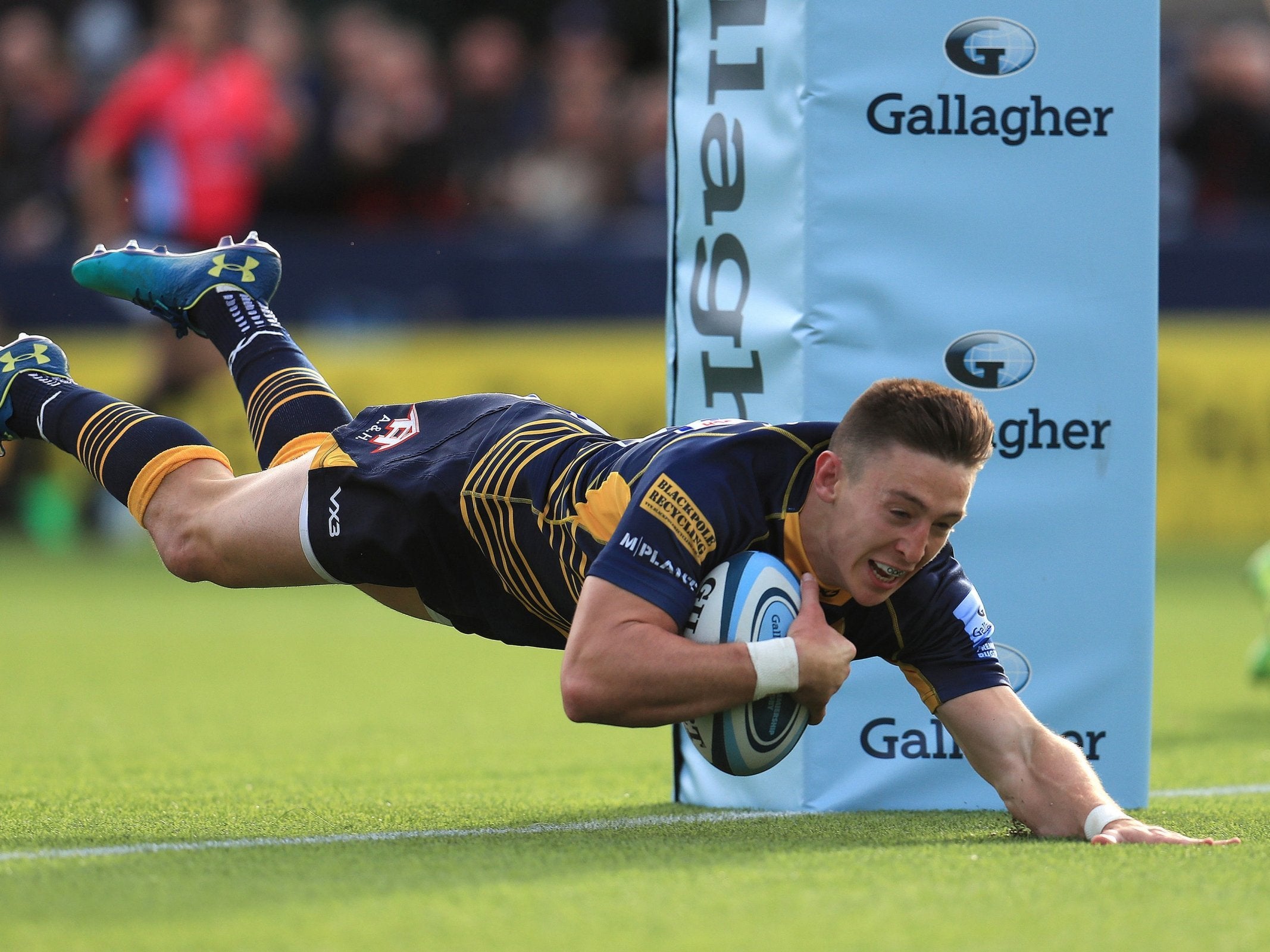 Josh Adams scores one of seven tries as Worcester thrash Bristol 52-7