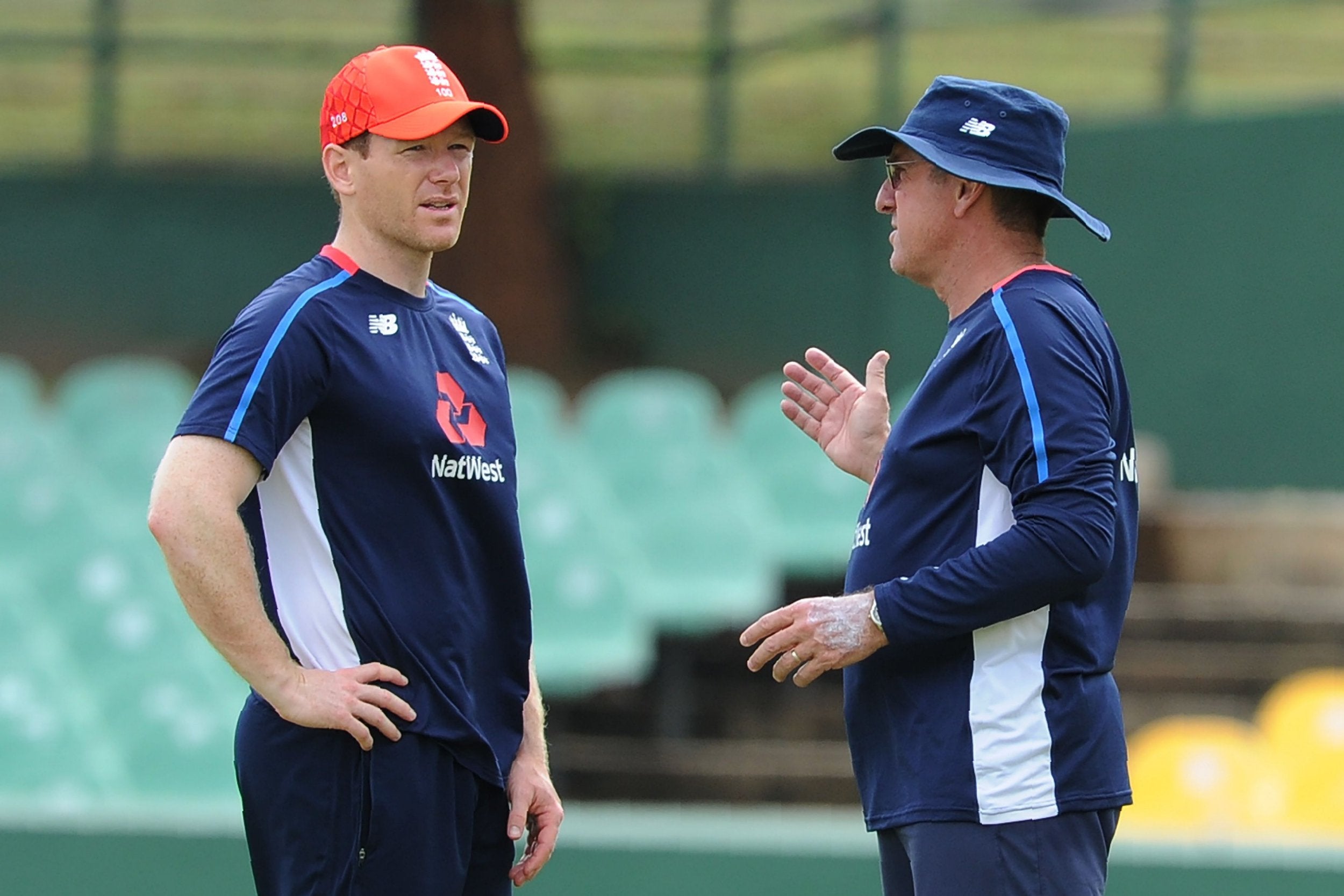 England cricket captain Eoin Morgan speaks with coach Trevor Bayliss (AFP/Getty)