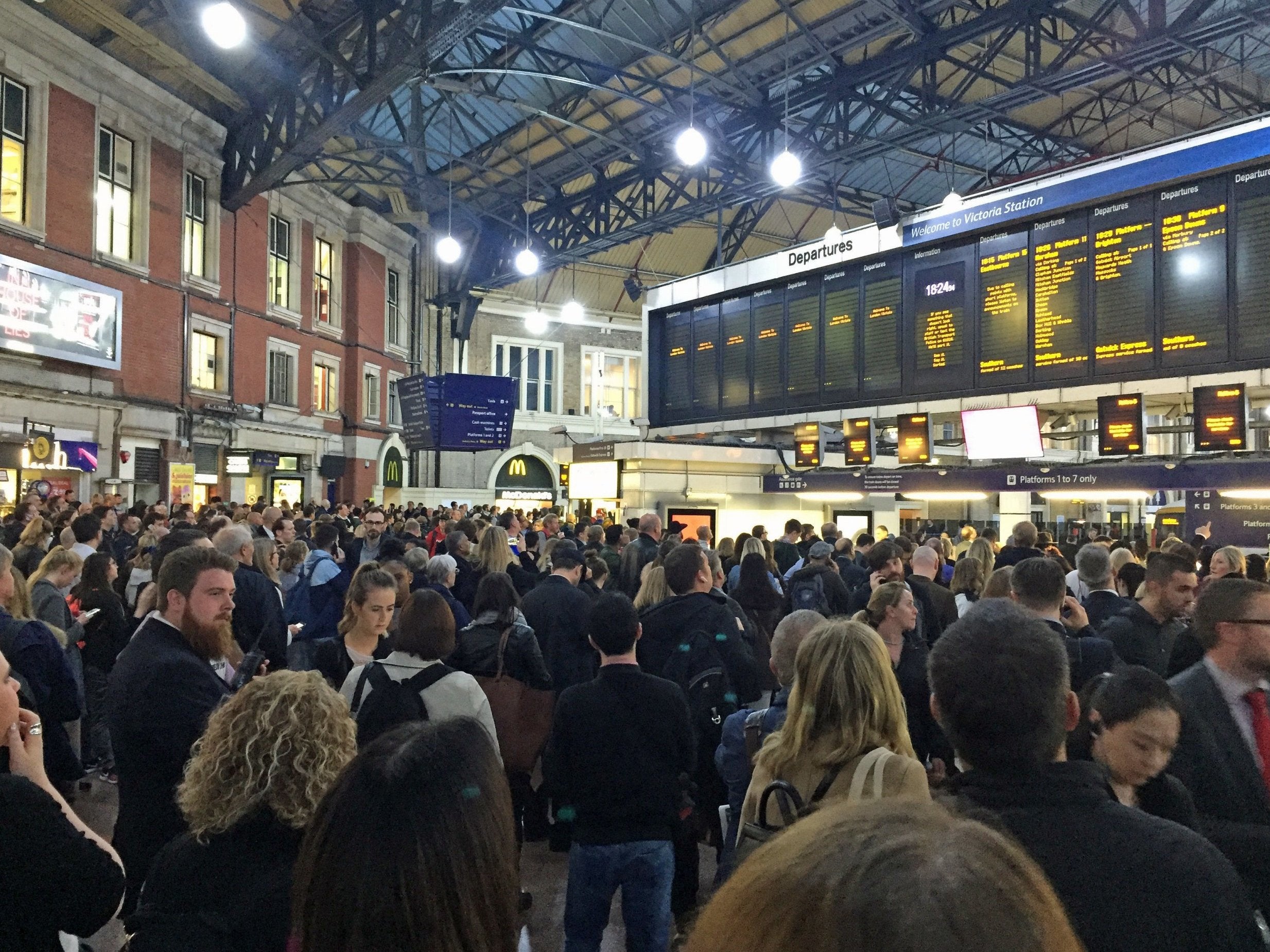 Passengers at Victoria station in London are told there are no Southeastern services in or out the station because of a power failure