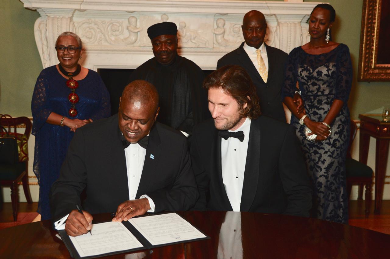 President Mokgweetsi Masisi of Botswana (L) and Dr Max Graham (R), CEO of Space for Giants, sign the Giants Club Declaration in London on October 11 2018, before Margaret Kenyatta, First Lady of Kenya; President Ali Bongo Ondimba of Gabon; President Yoweri Museveni of Uganda; and Kamuntu Diana Museveni, the First Daughter of Uganda. Copyright Space for Giants.