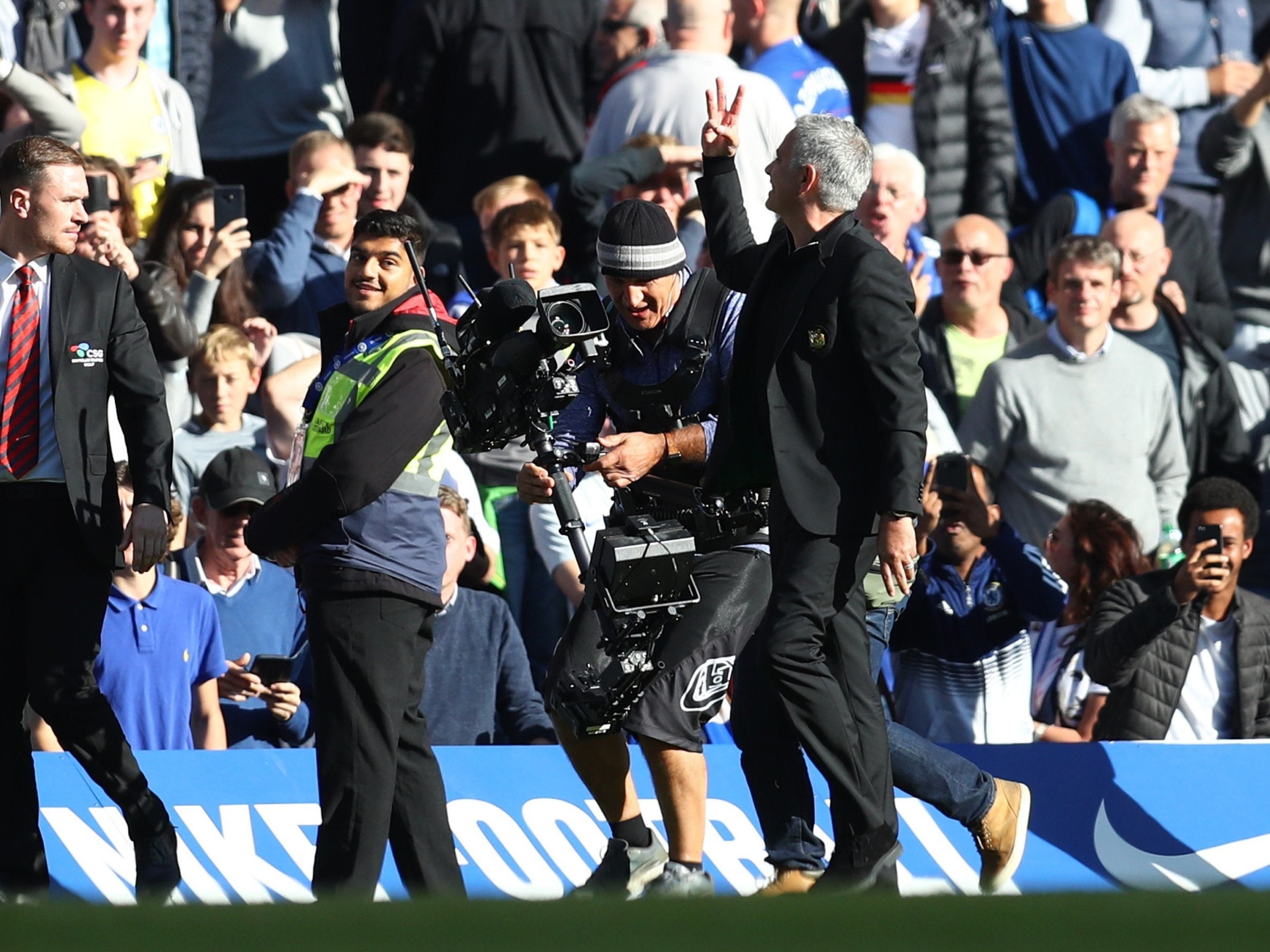 Mourinho responds to the Chelsea fans by holding up three fingers