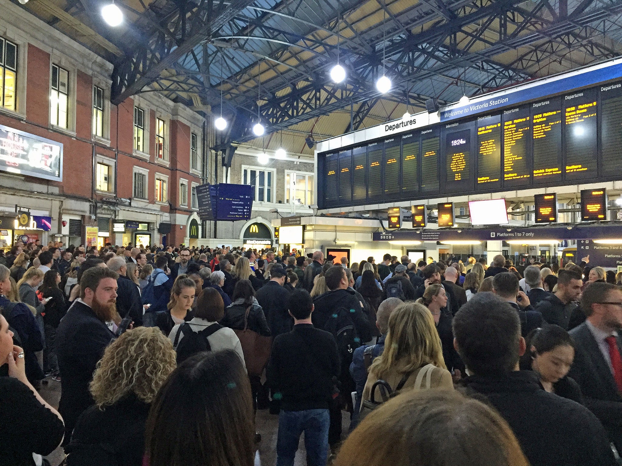 Passengers at Victoria after being told there are no Southeastern services in or out due to power failure