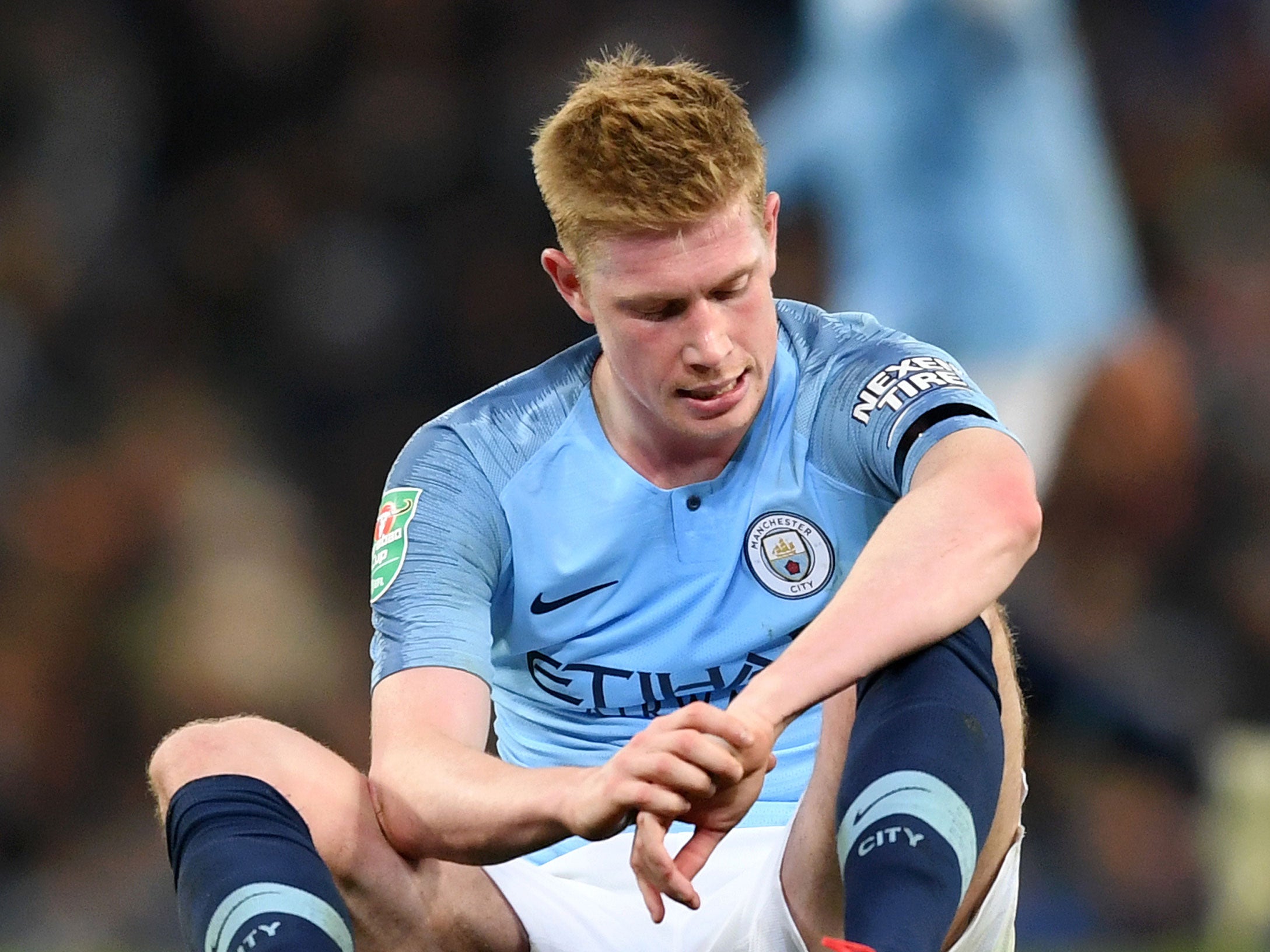 Kevin De Bruyne left the pitch clutching at his left knee