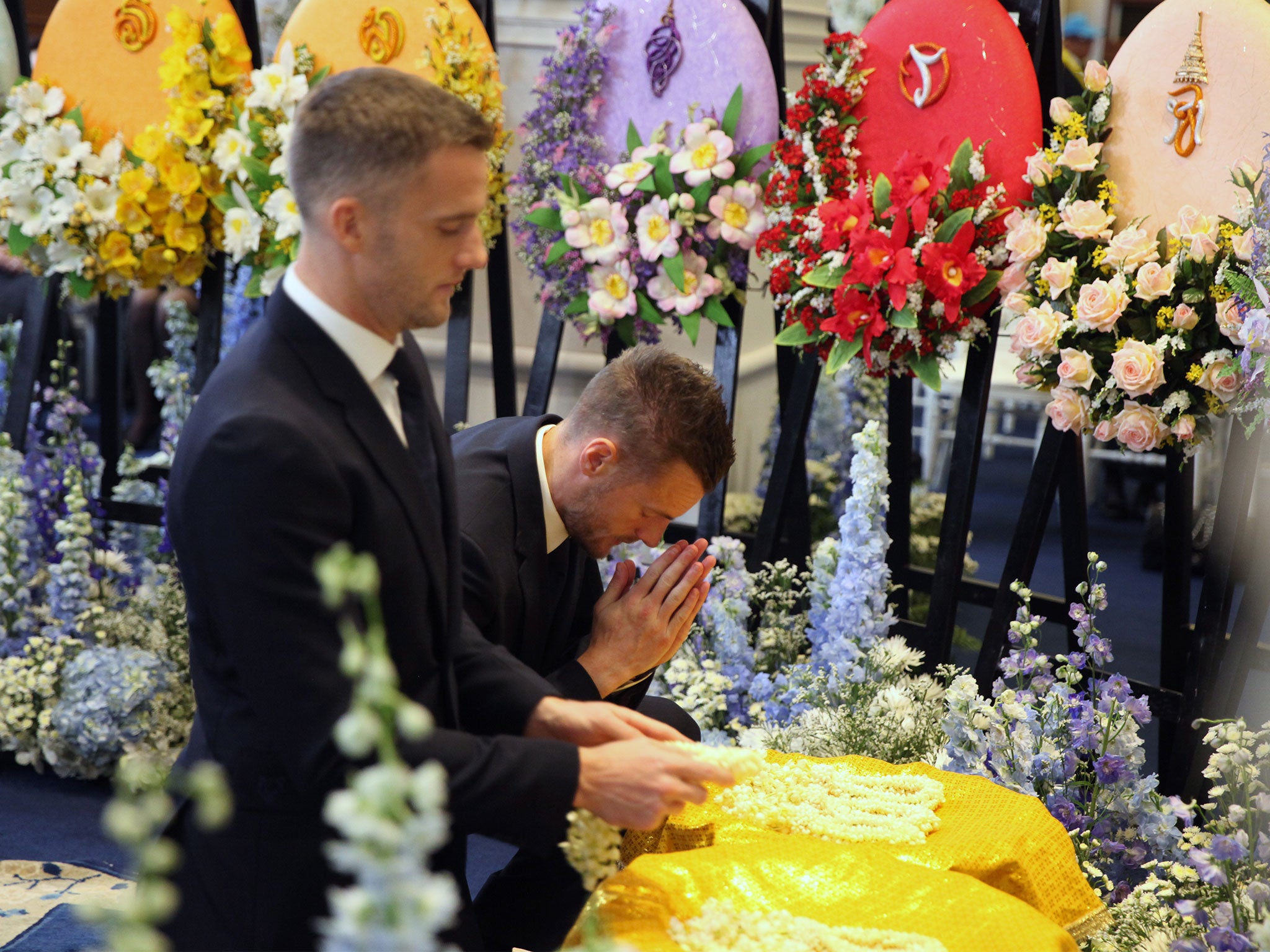 Forward Jamie Vardy (back) pays his respects during Vichai's funeral