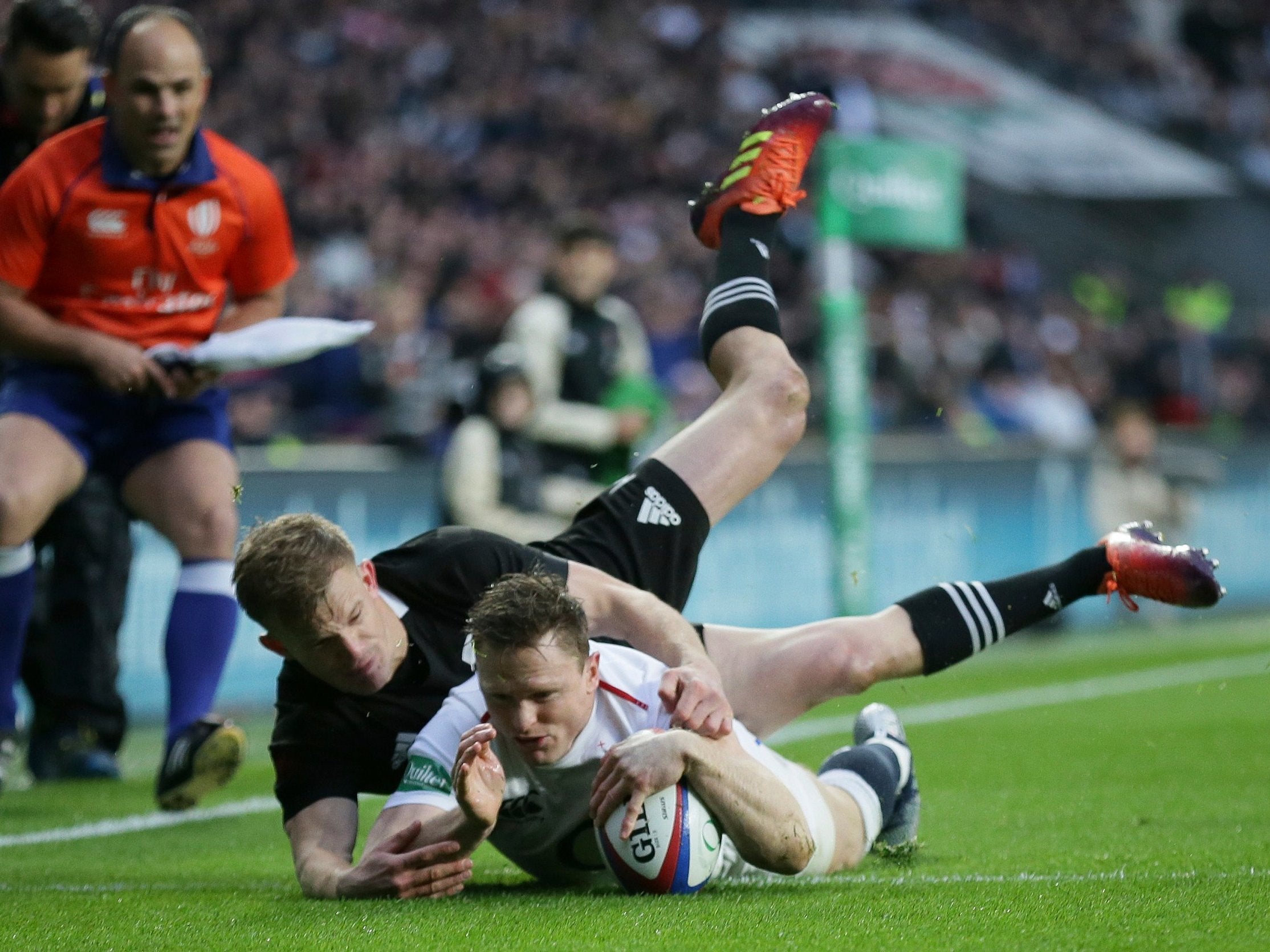 Chris Ashton touches down in the corner