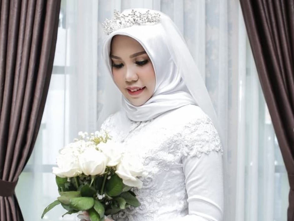 Syari kept a promise to take wedding photos in the event her fiancé could not attend their nuptials