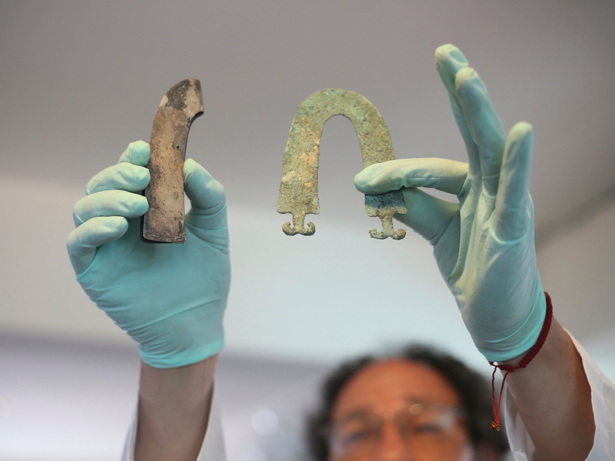 Jedu Sadarnaga shows jewellery on November 15, 2018 from one of the tombs found at a Bolivian quarry near the capital of La Paz. The tombs contained remains belonging to more than 100 individuals and were buried with more than 30 vessels used by the Incas.