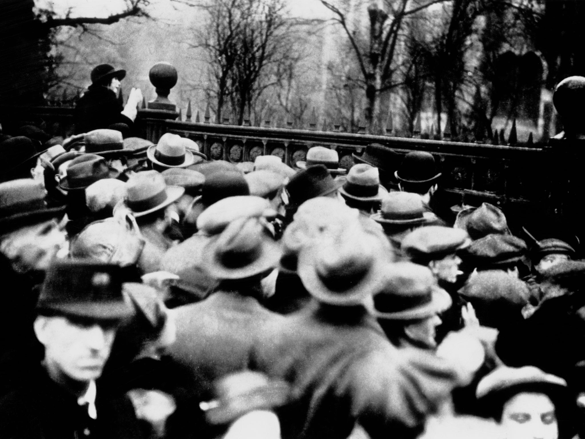 January 9 1923: Crowds gather outside Holloway Prison ahead of Edith's execution