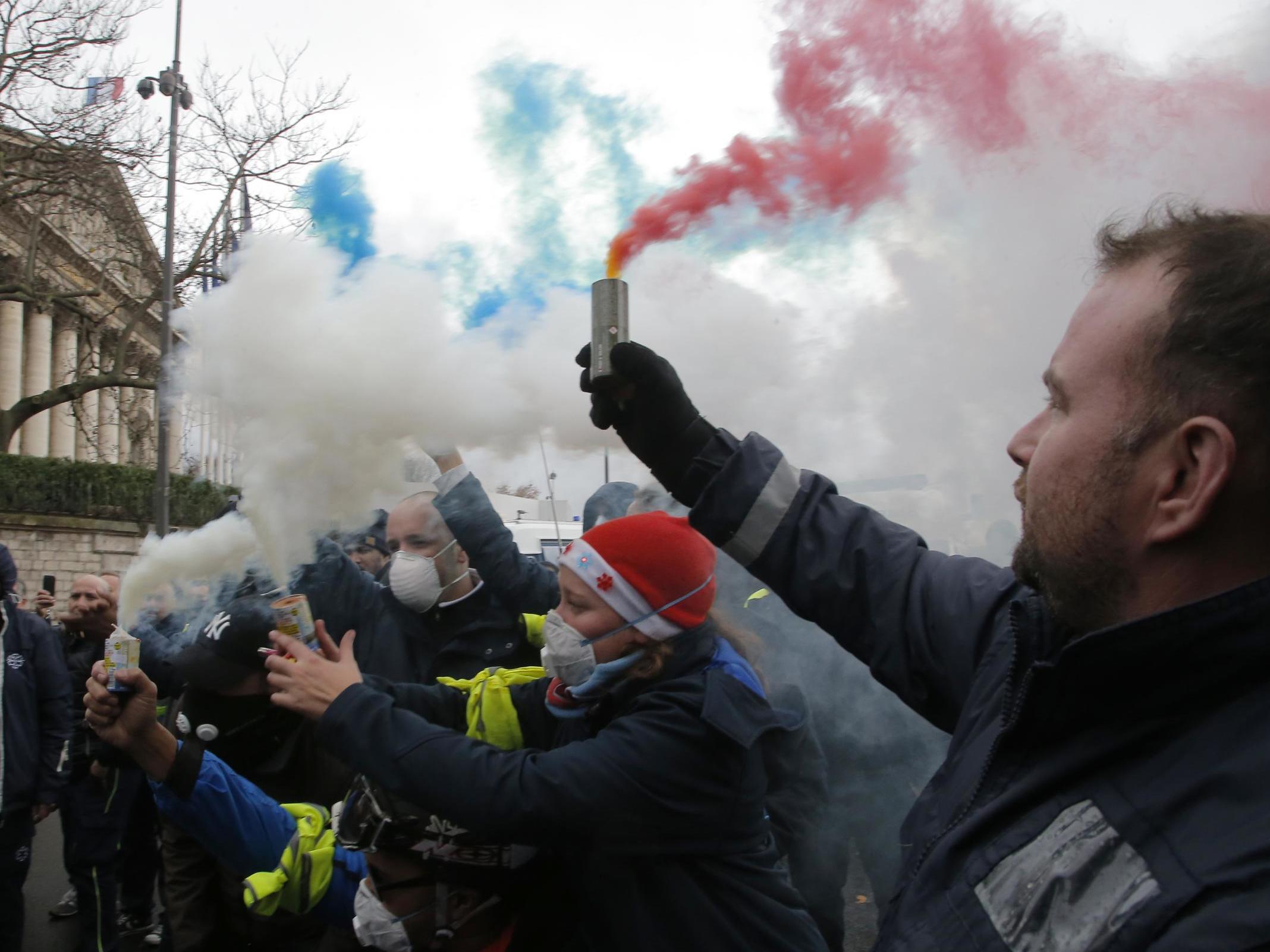 Ambulance workers protest in Paris