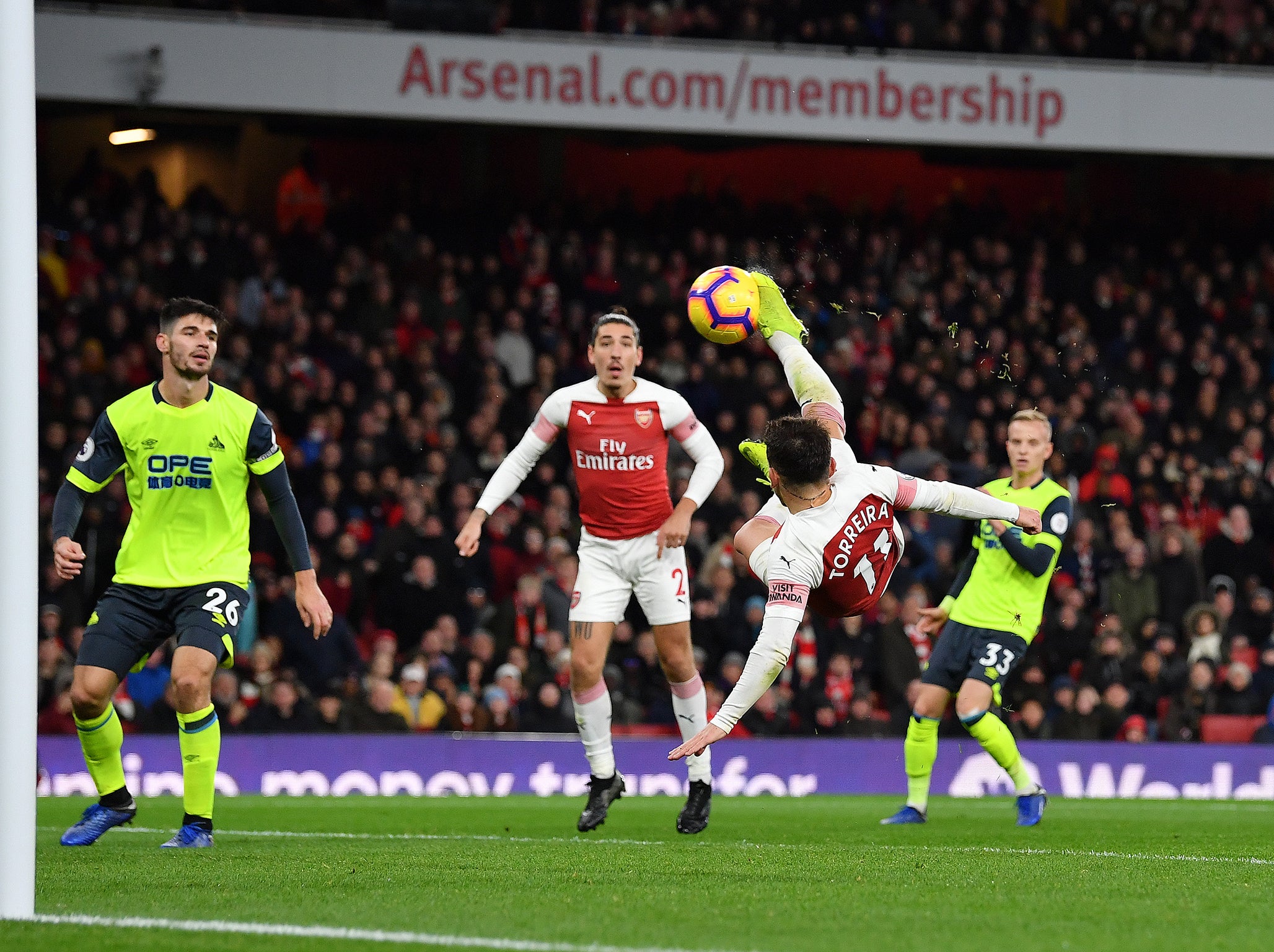 Lucas Torreira celebrates his late winner