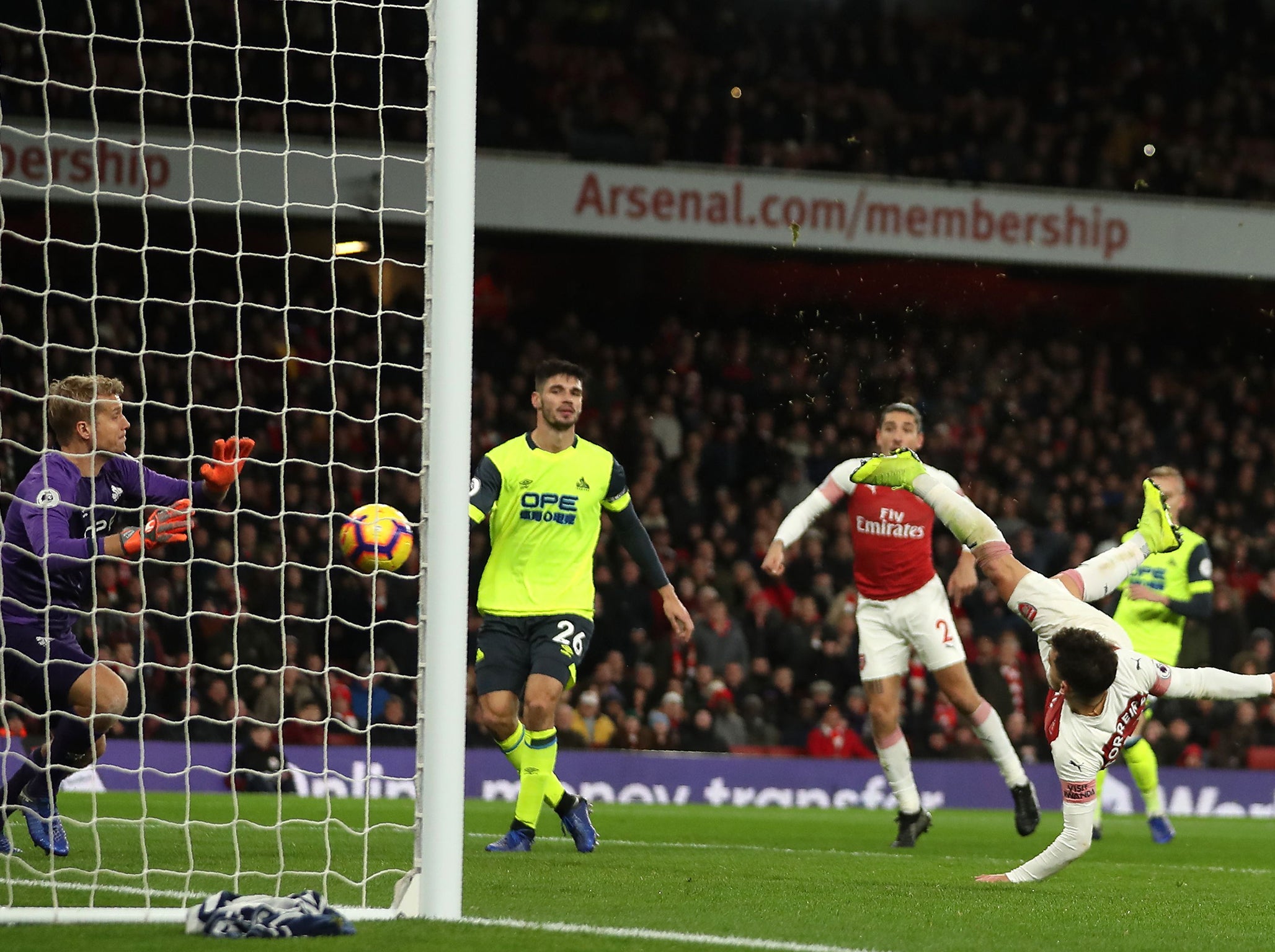 Lucas Torreira celebrates his late winner