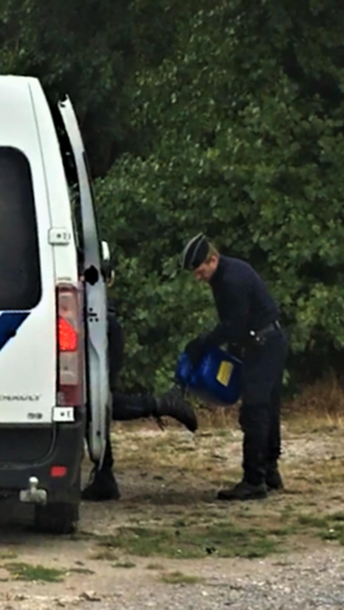 An officer using chemical agent on a detainee (L'Auberge des Migrants/Utopia 56)