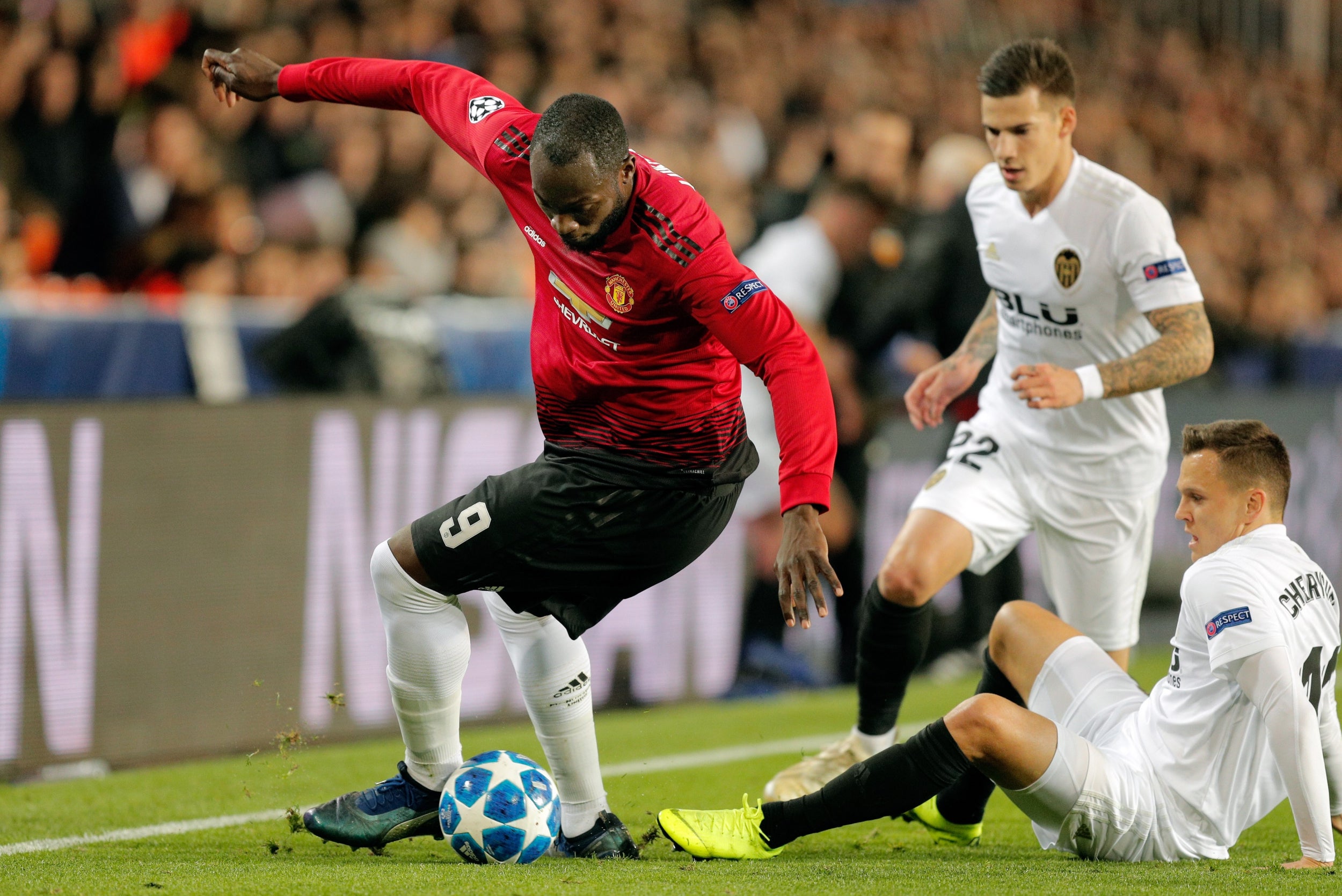 Romelu Lukaku evades a tackler