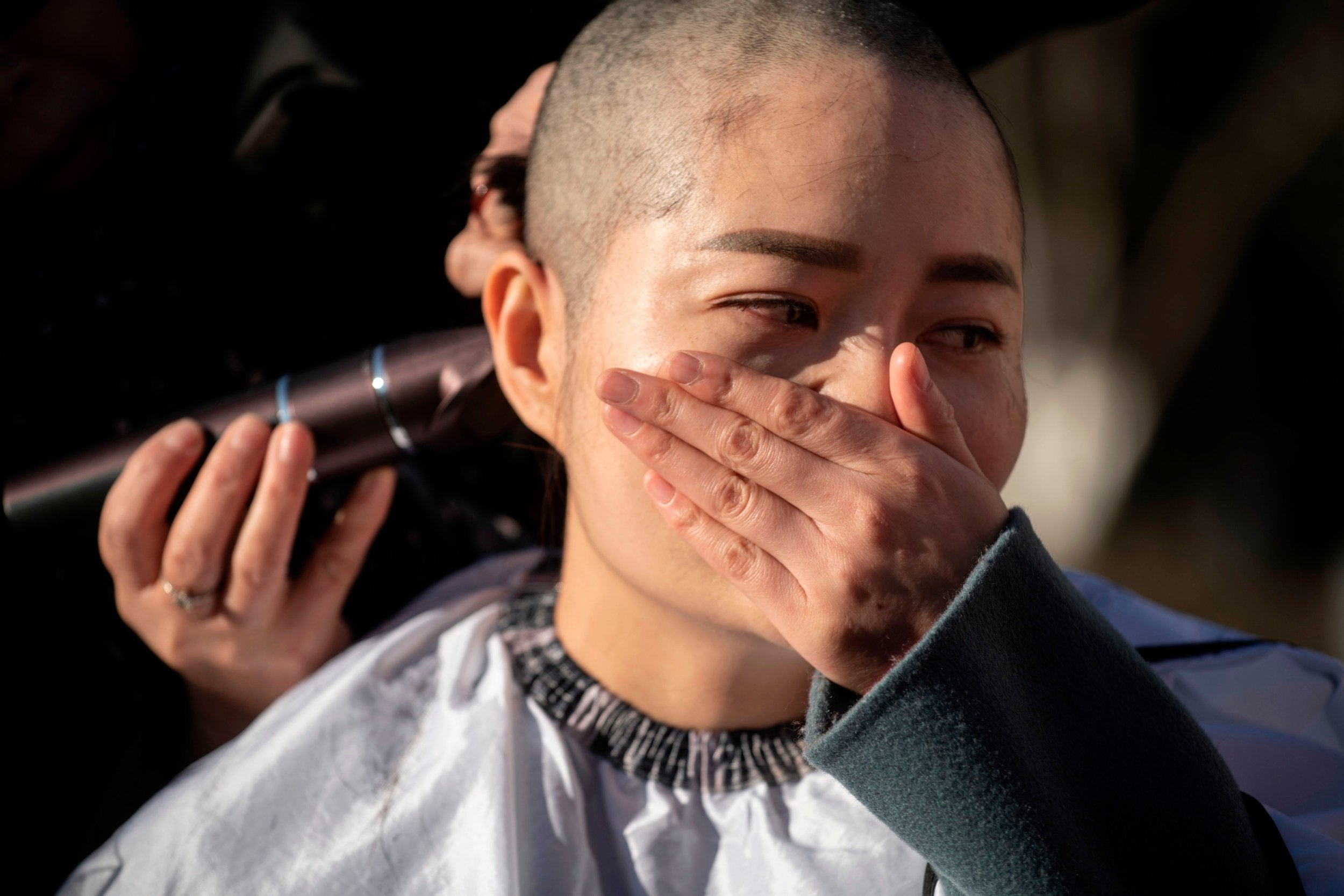 Li Wenzu has her head shaved to protest the detention of her husband and Chinese human rights lawyer Wang Quanzhang