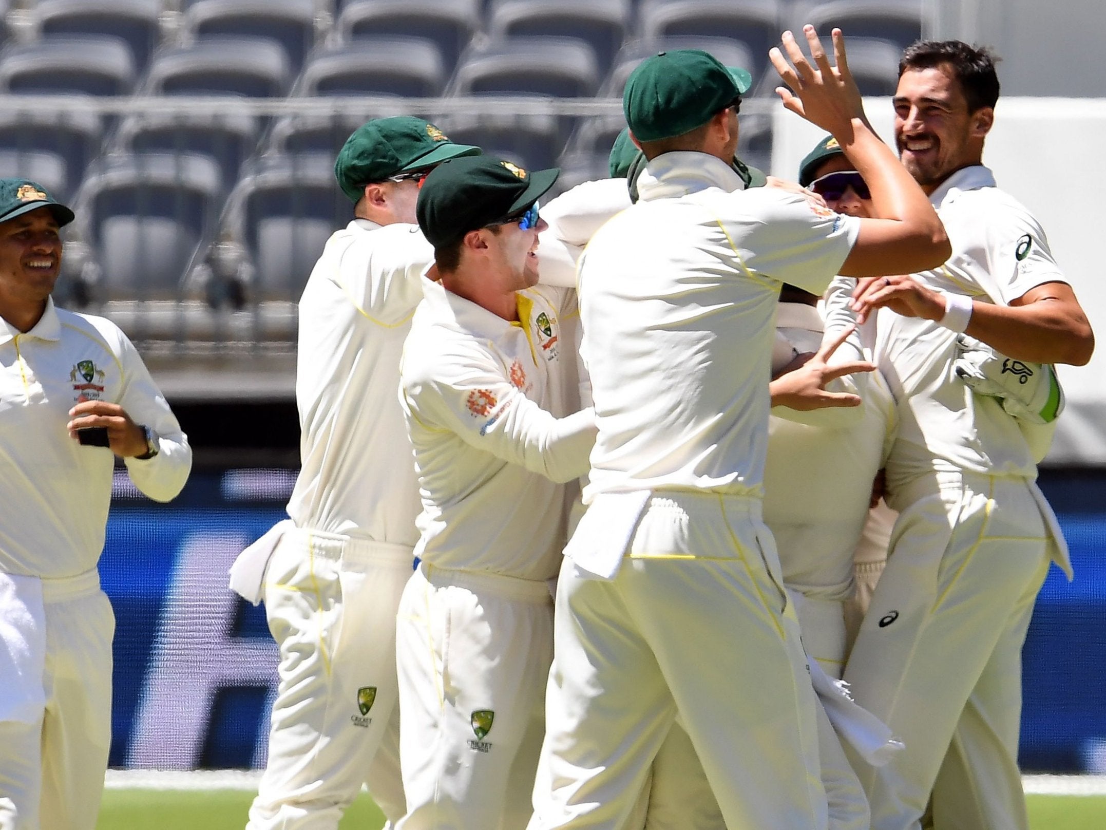 Mitchell Starc (R) celebrates with teammates the dismissal of India's batsman Hanuma Vihari