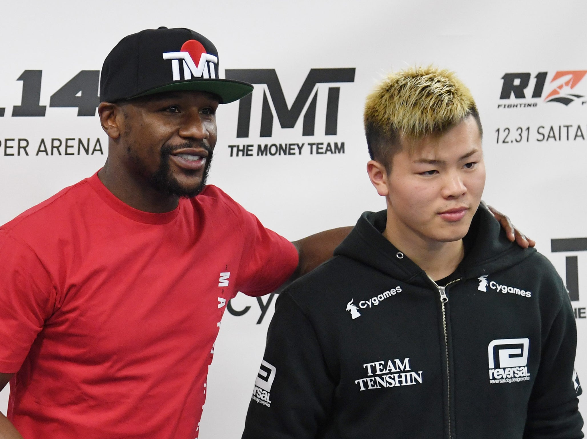 Floyd Mayweather poses with Tenshin Nasukawa