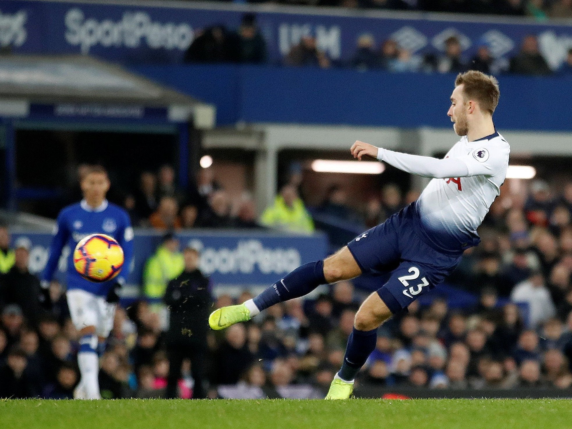 Christian Eriksen fires in a stunning volley