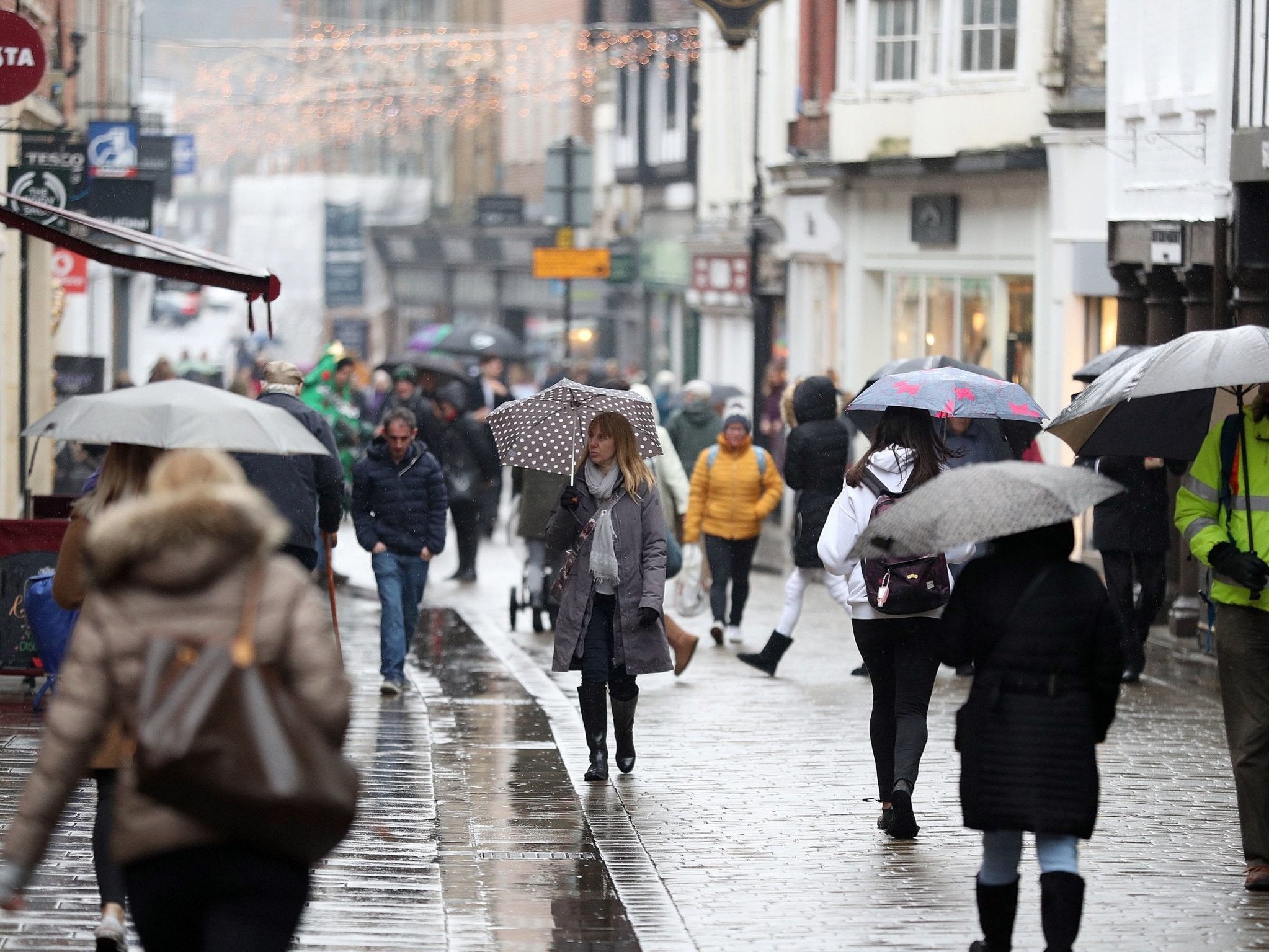 Shoppers returned to the high street in march, but kept their money in their pockets