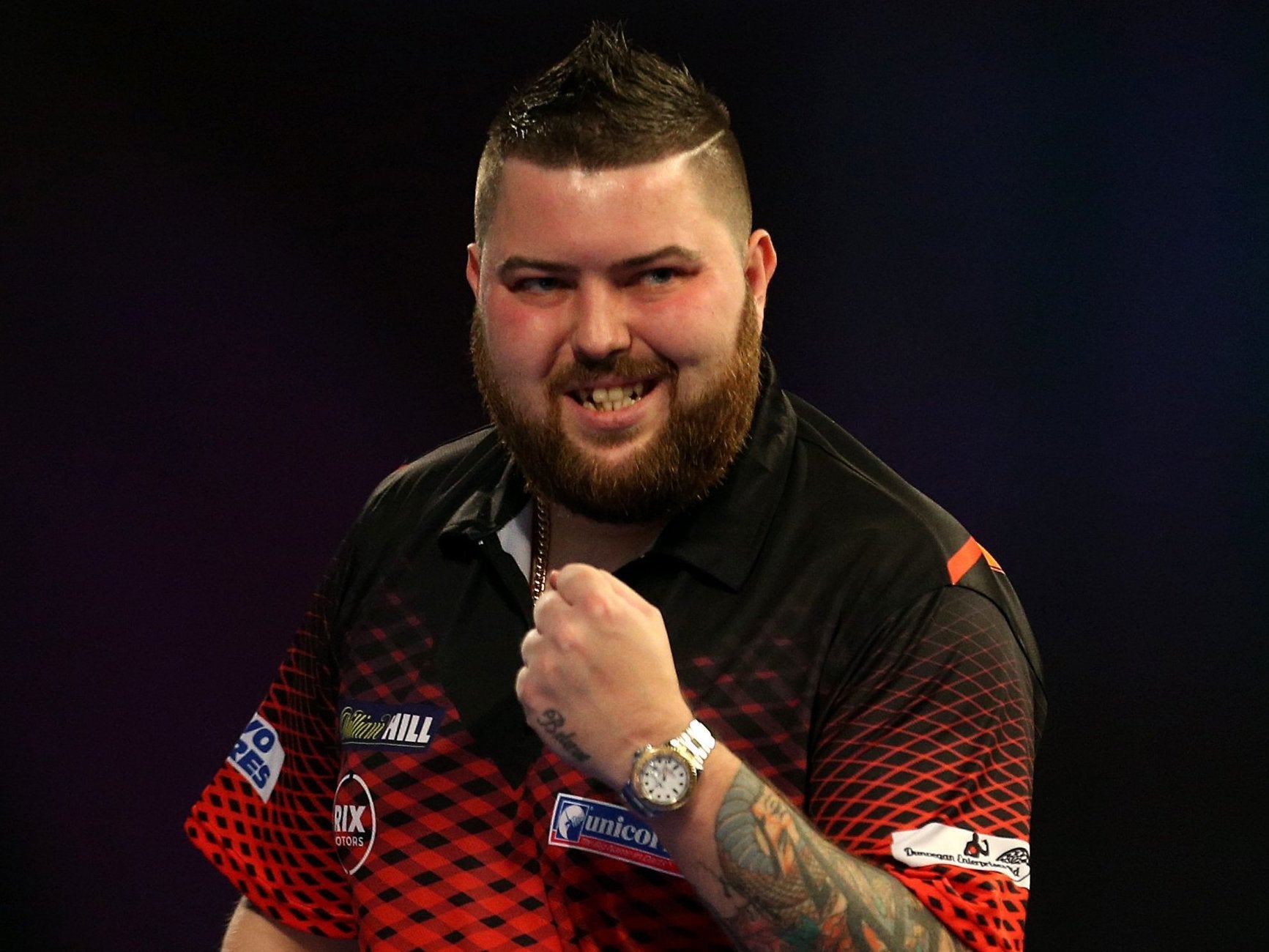 Michael Smith defeated John Henderson to reach the quarter-finals