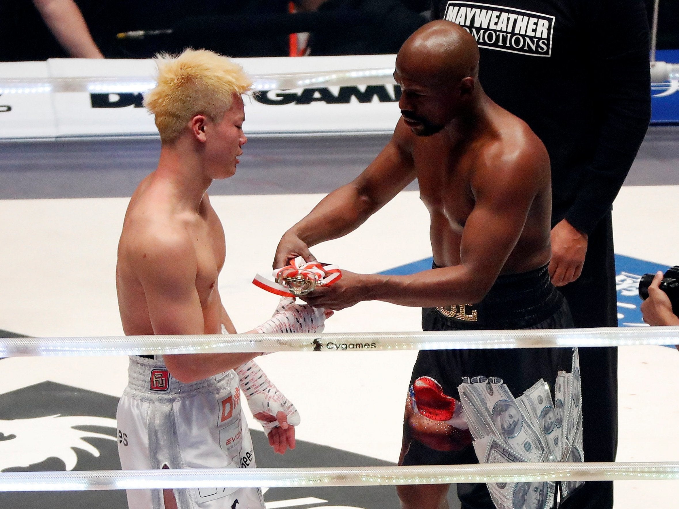 Mayweather attempts to hand Nasukawa the trophy