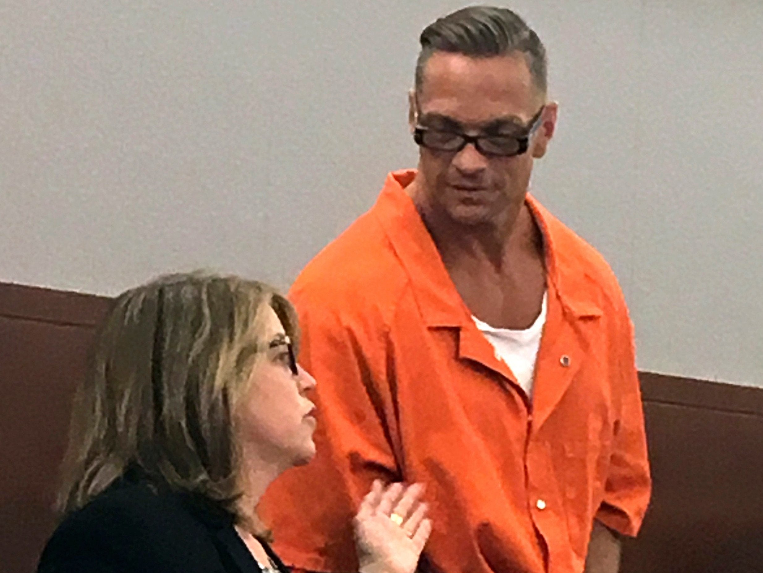 Nevada death row inmate Scott Raymond Dozier, right, confers with Lori Teicher, a federal public defender involved in his case, during an appearance in Clark County District Court in Las Vegas 17 Aug, 2017.