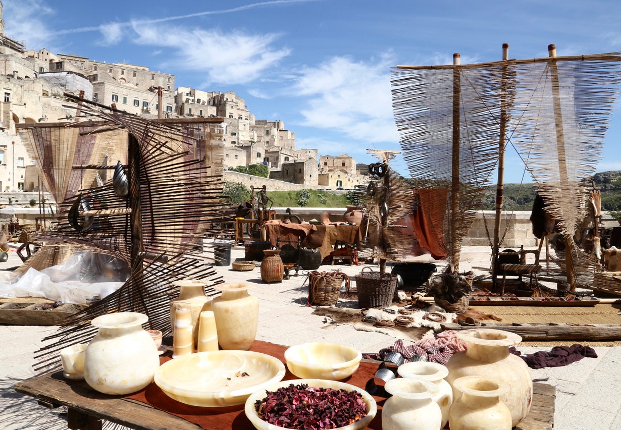 Swing by a traditional market (Getty/iStock)