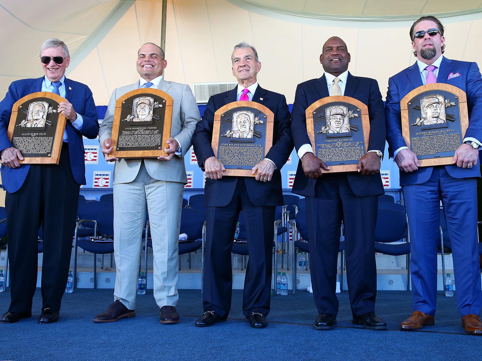 Bud Selig, Ivan Rodriguez, John Schuerholz, Tim Raines and Jeff Bagwell pose during the 2017 Hall of Fame induction ceremony (Getty)