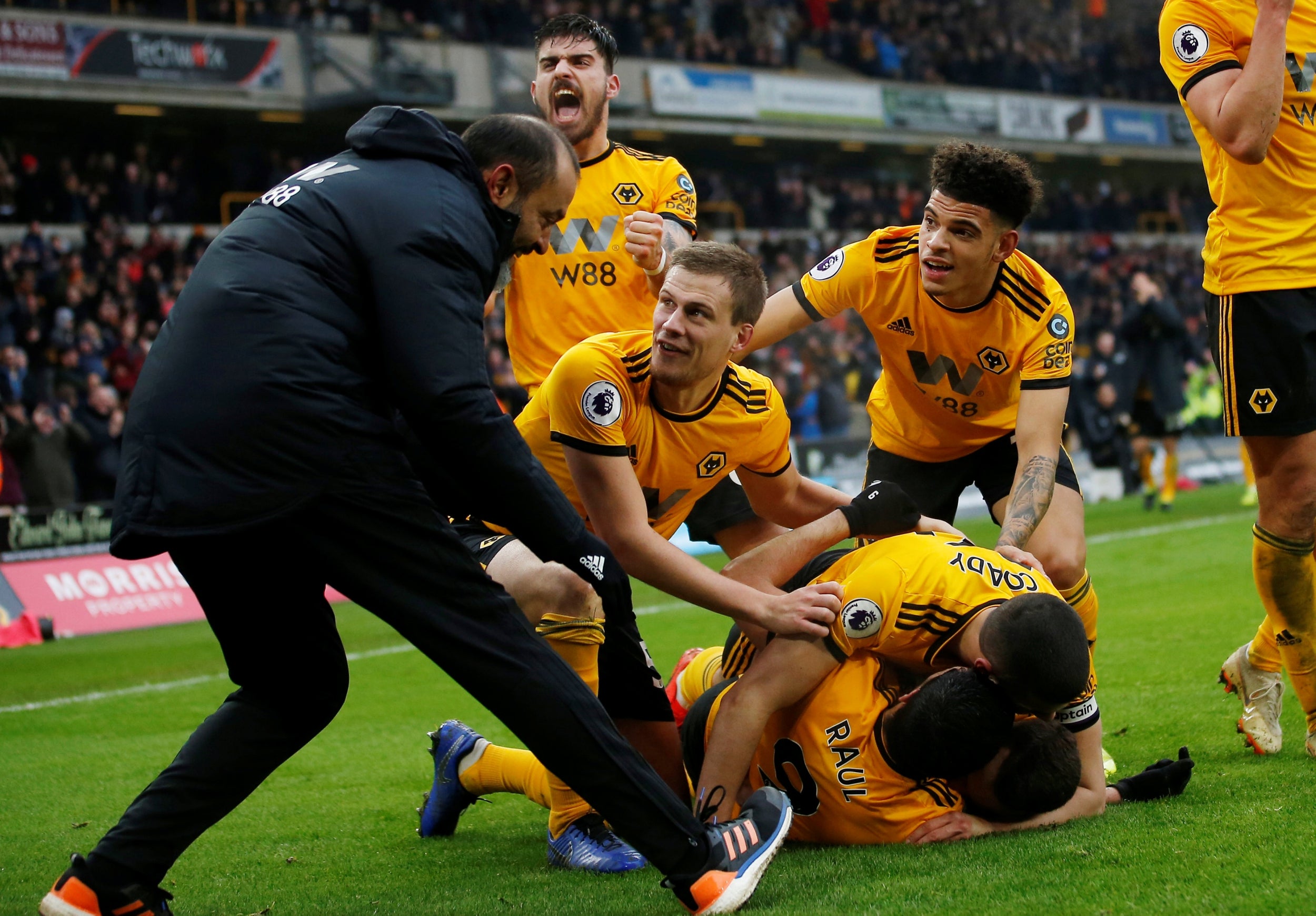 Nuno celebrates with his Wolves players