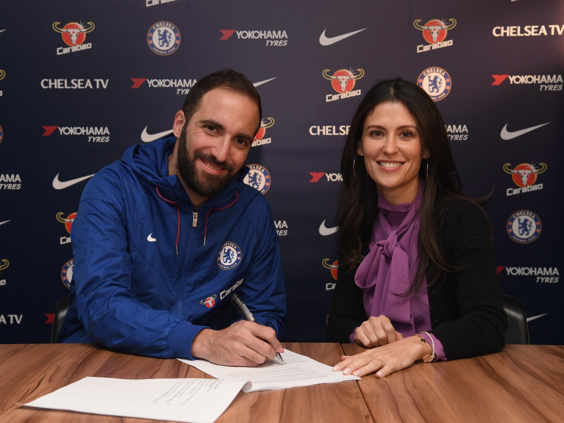 Gonzalo Higuain poses after signing his contract