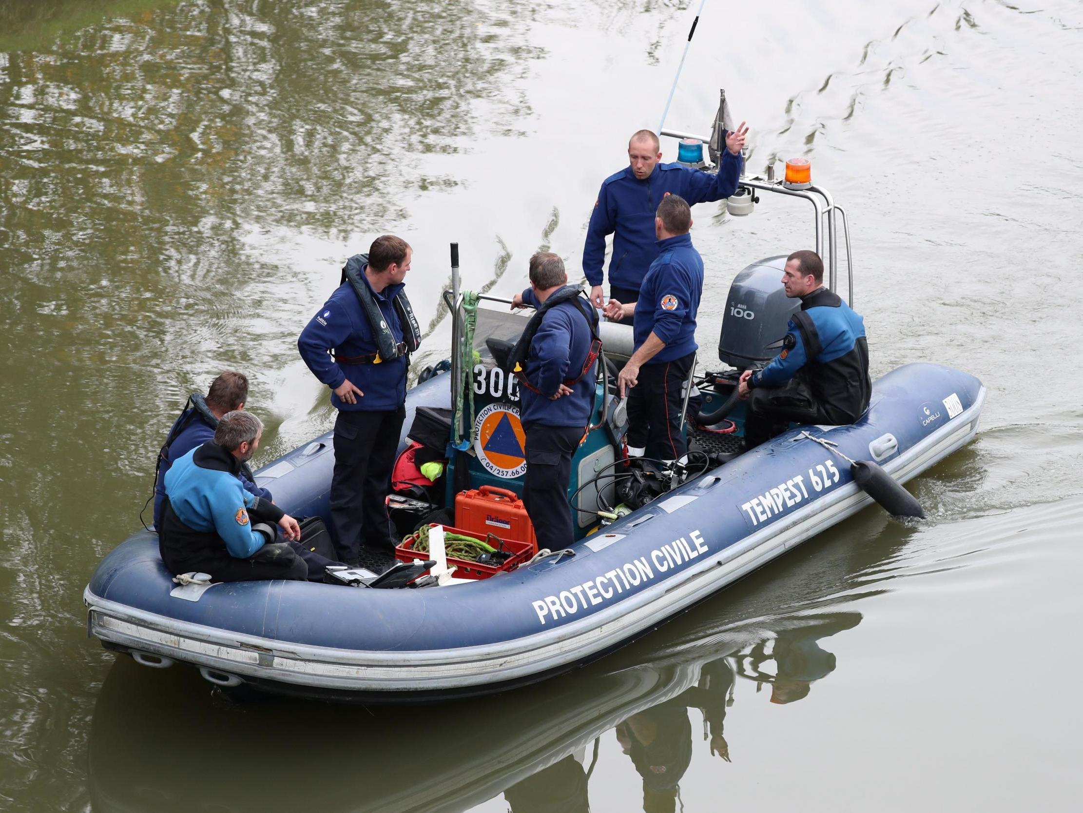 Police search for evidence in Brussels-Charleroi canal, October 2017