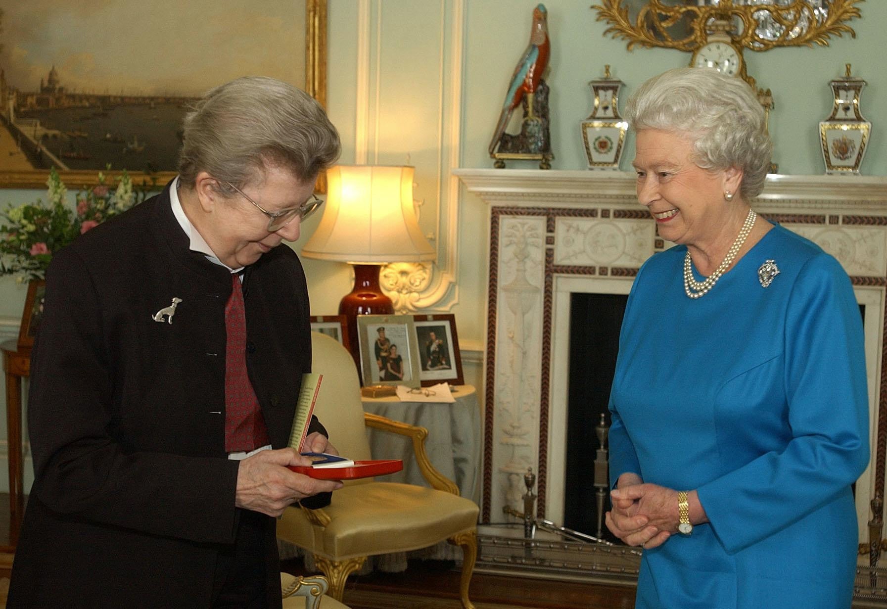 Fanthorpe receiving the Queen’s Gold Medal at Buckingham Palace in 2003