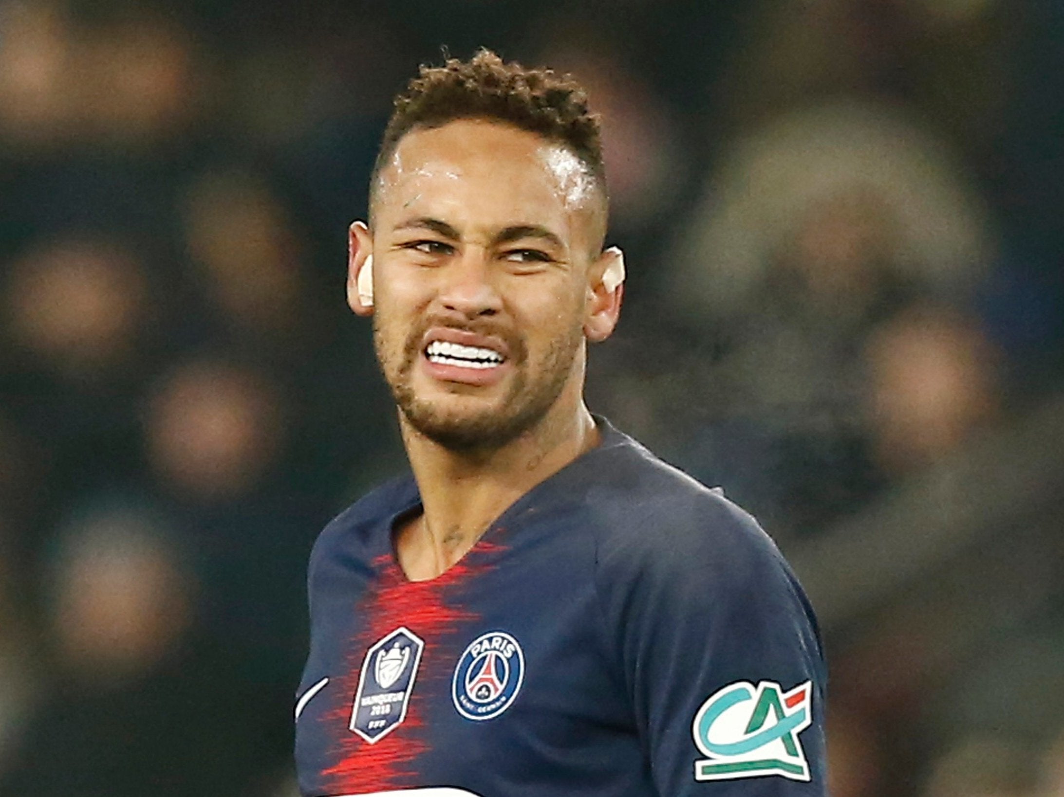 Neymar grimaces after suffering an injury vs Strasbourg