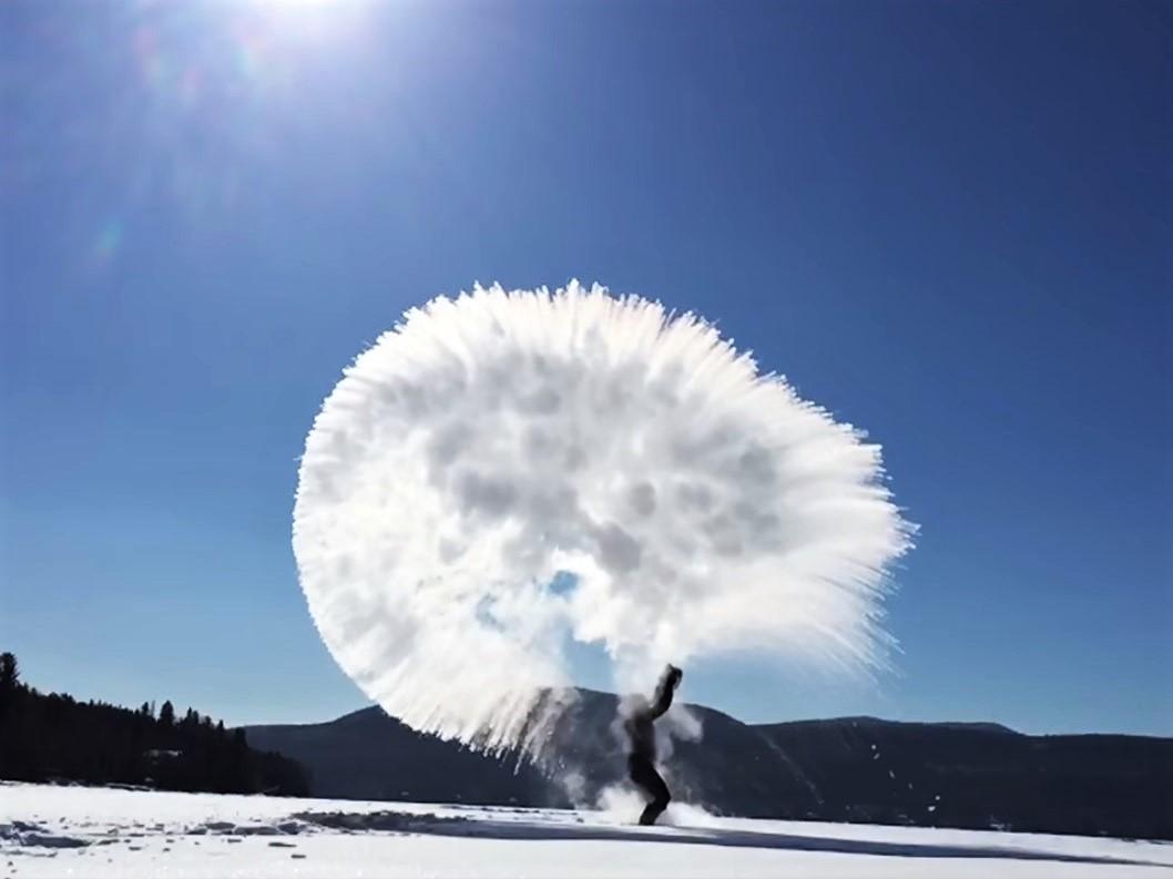 In freezing temperatures boiling water turns instantly to vapour when it is thrown in the air