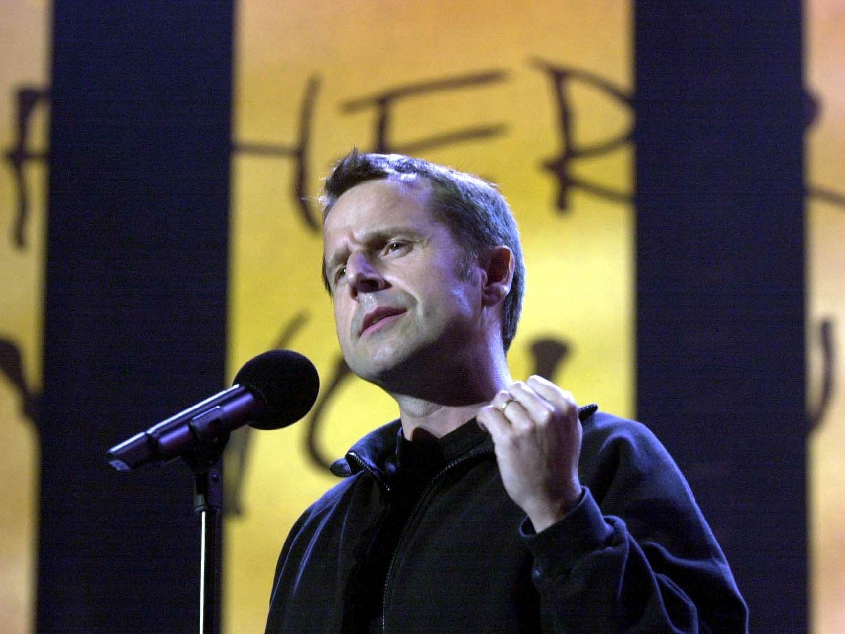 Hardy onstage at Wembley Arena in 2001 for the ‘We Know Where You Live. Live!’ event to mark the 40th anniversary of Amnesty International